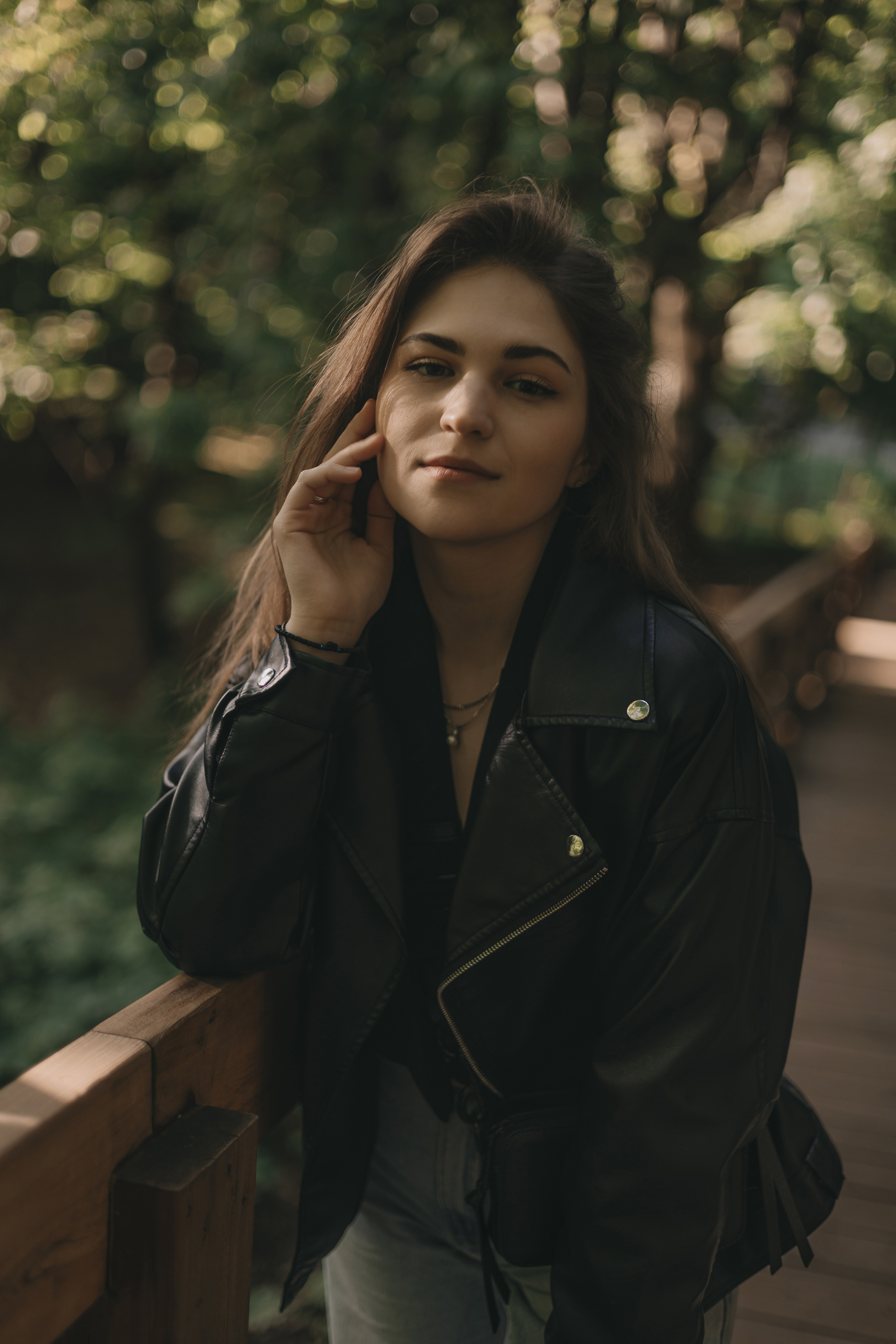 портретная съёмка девушки в кожанке на фоне природы