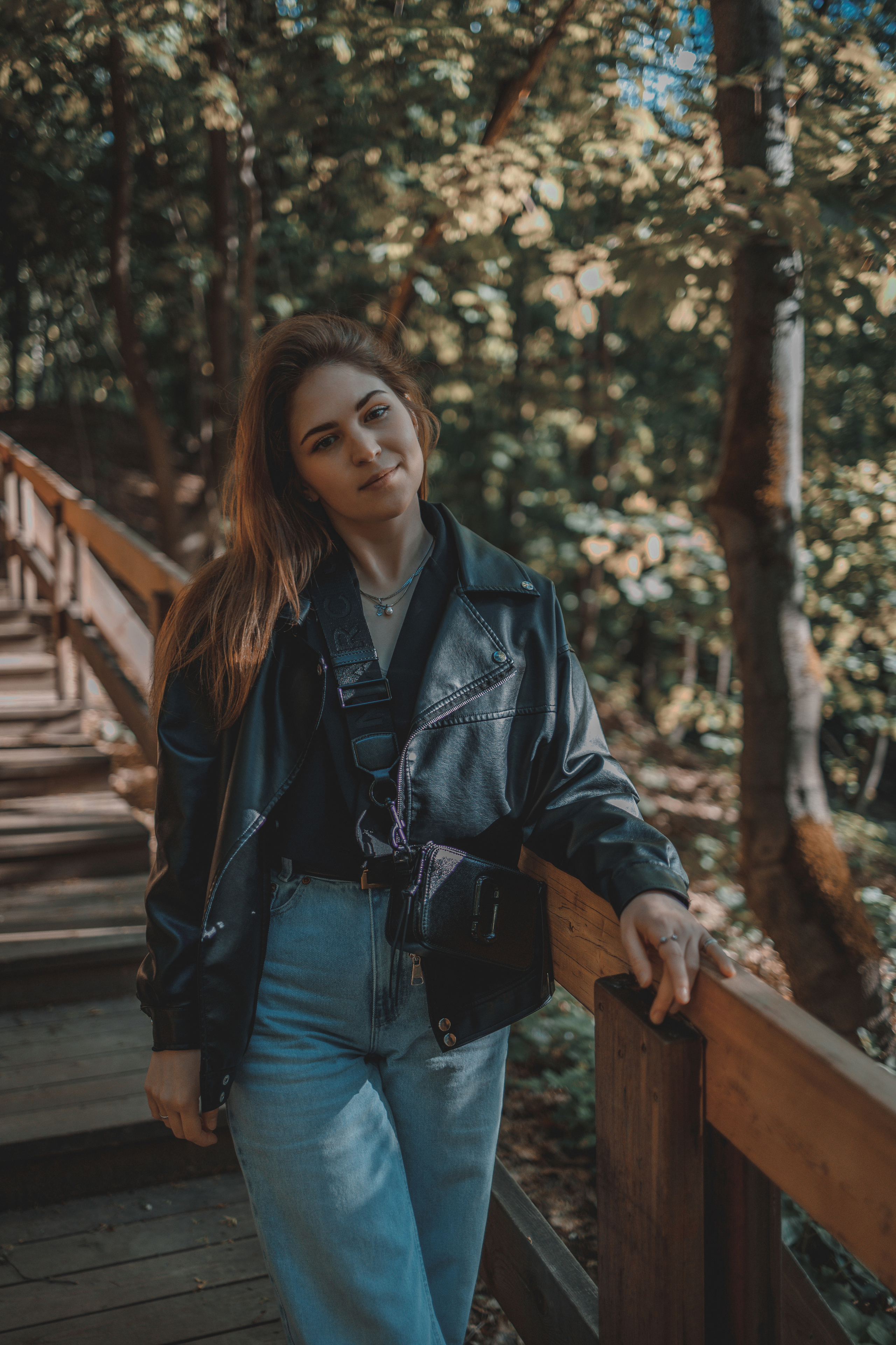 уличная фотосессия девушки на мосту осенью, услуги профессионального фотографа