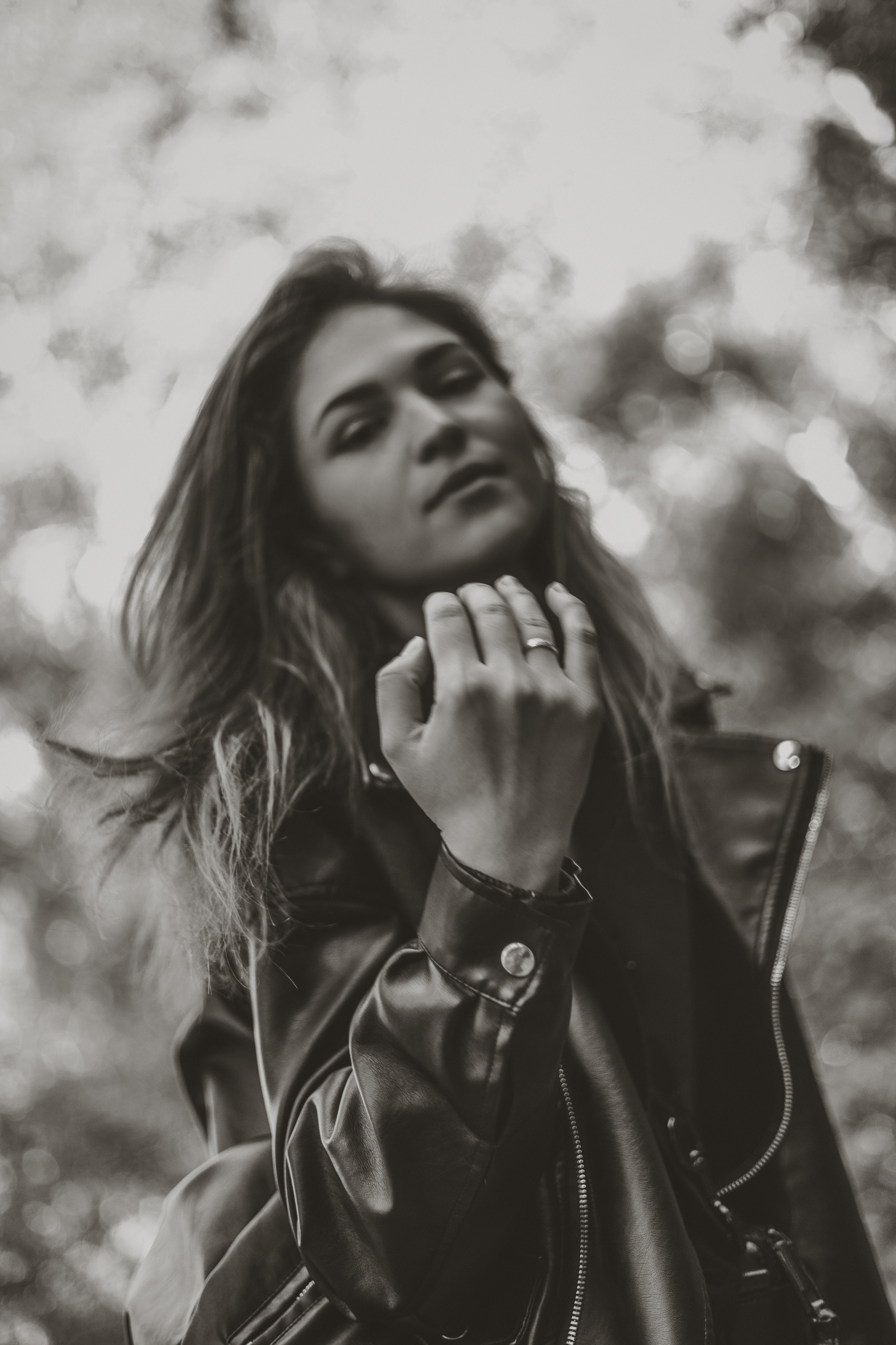 чёрно-белый портрет девушки на фотосессии осенью