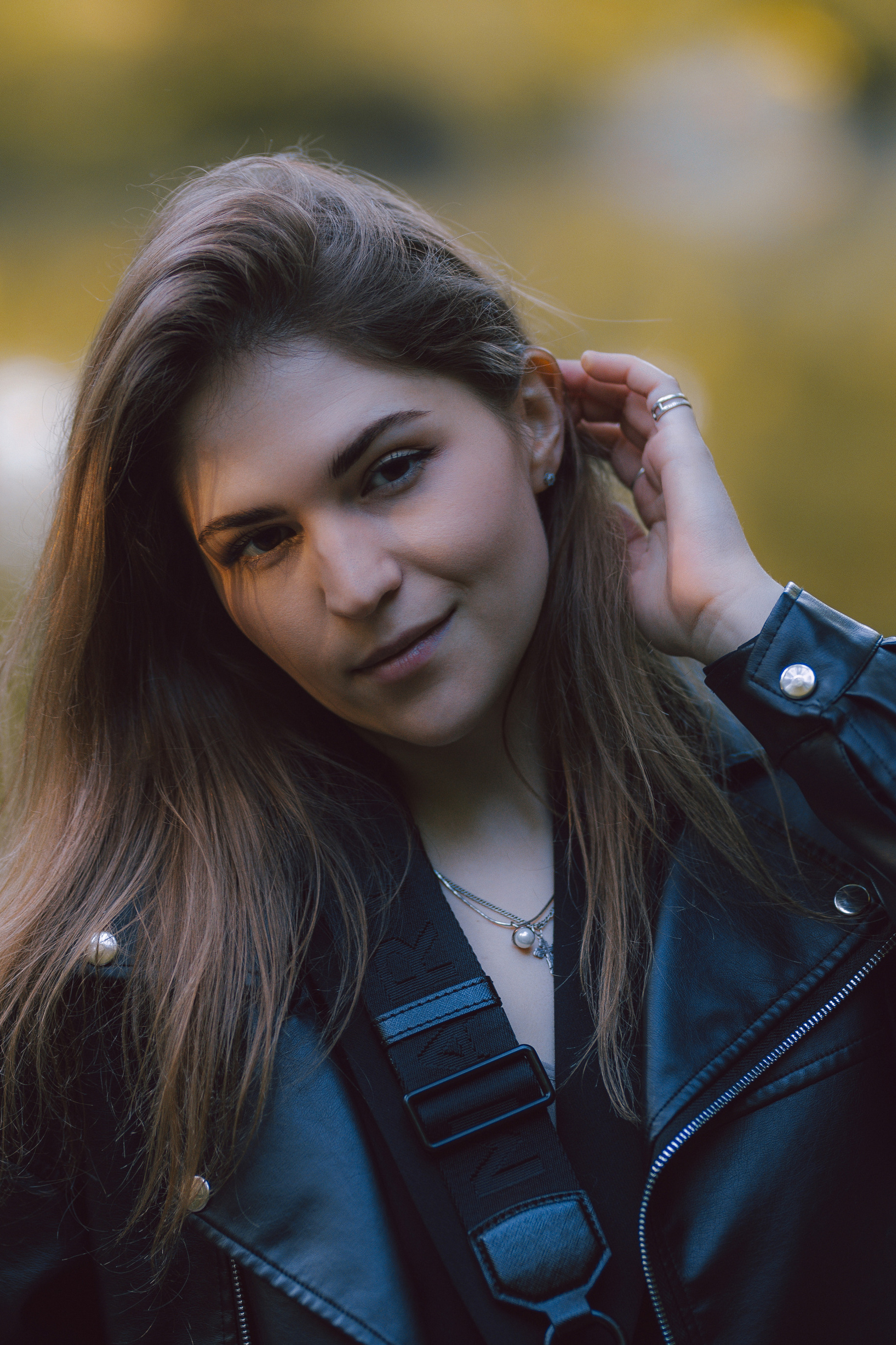 портретная фотосессия девушки в кожаной куртке, осень