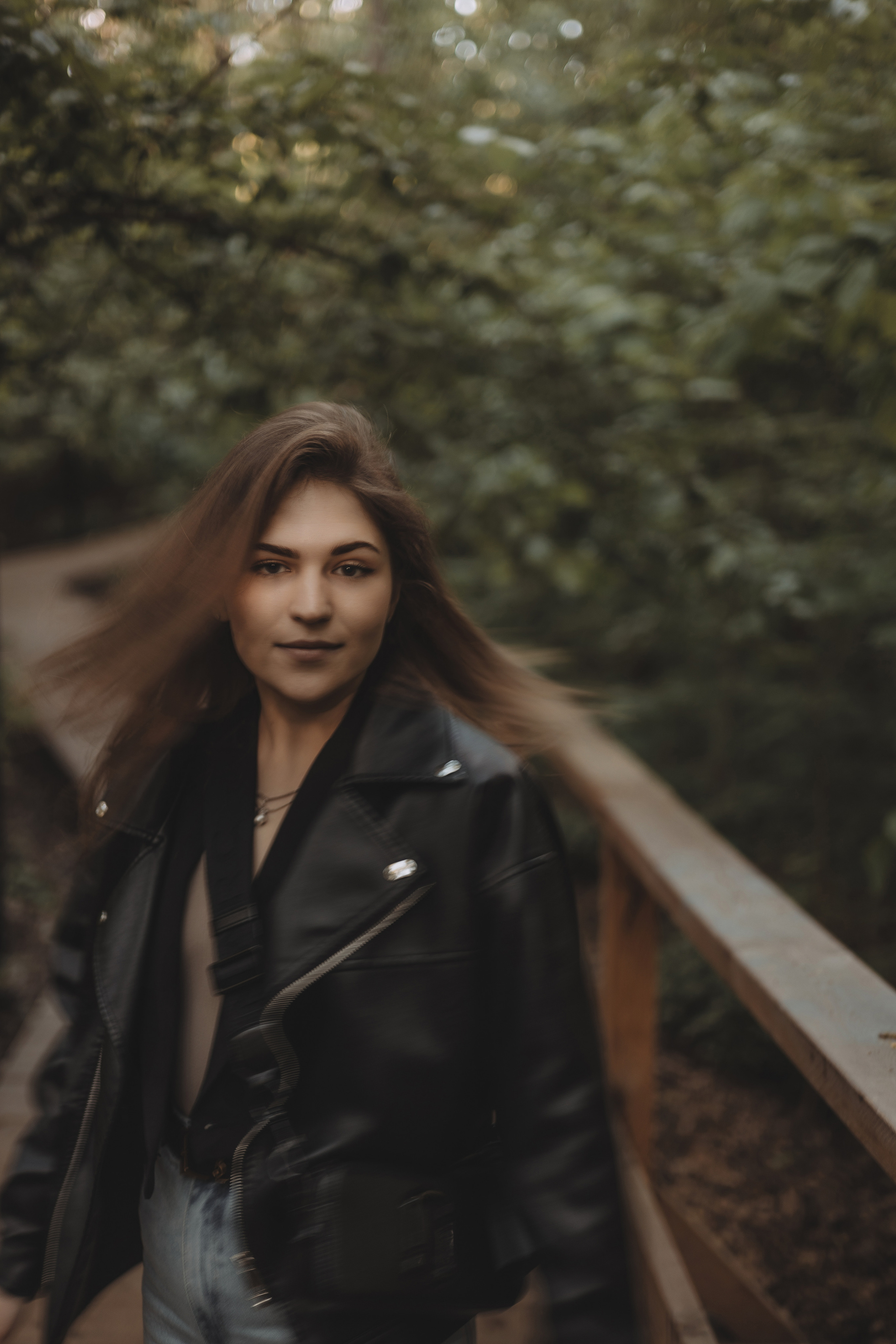 уличная фотосессия девушки на фоне летнего парка