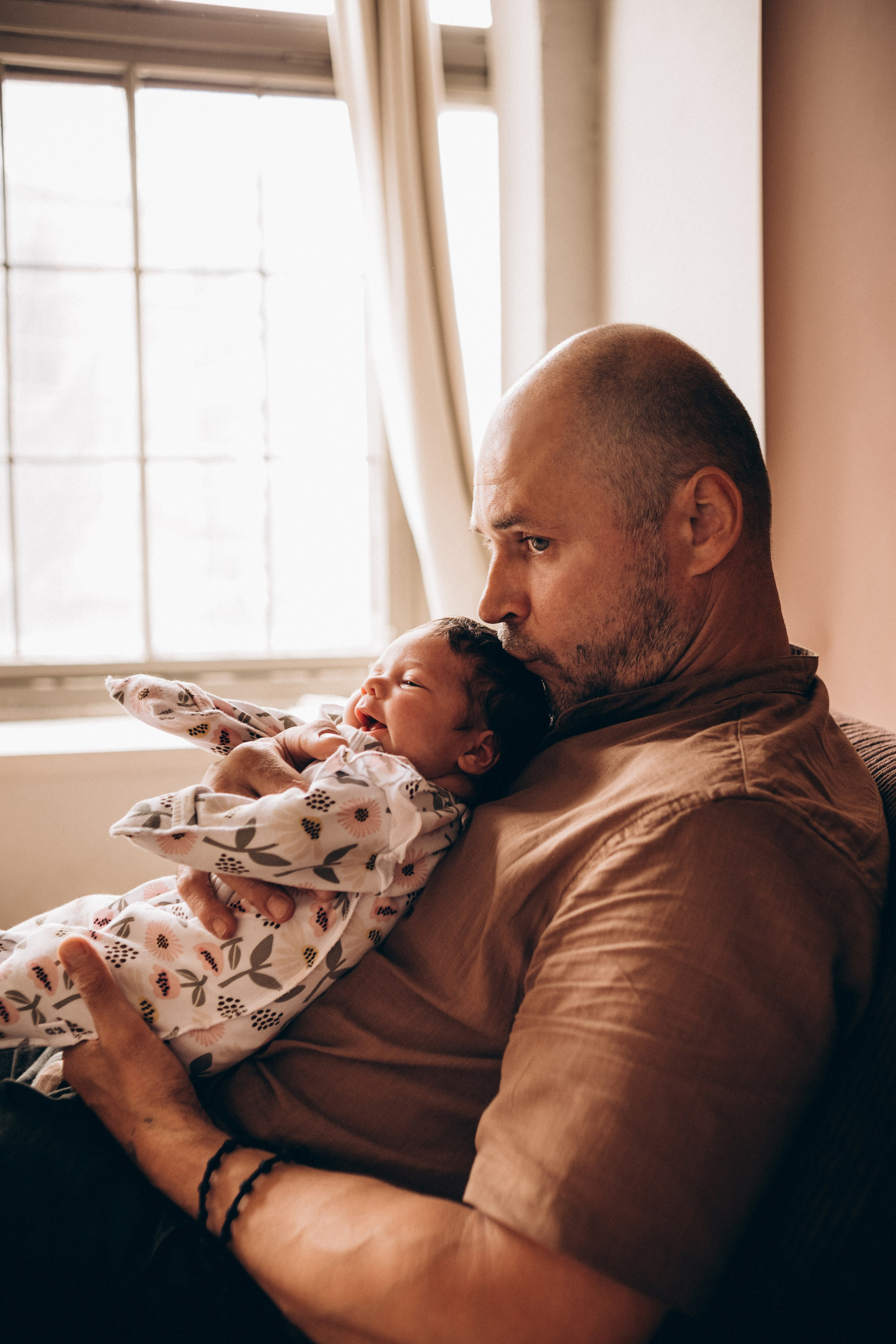 Семейная фотосессия в студии Курска - отец с малышкой дочкой