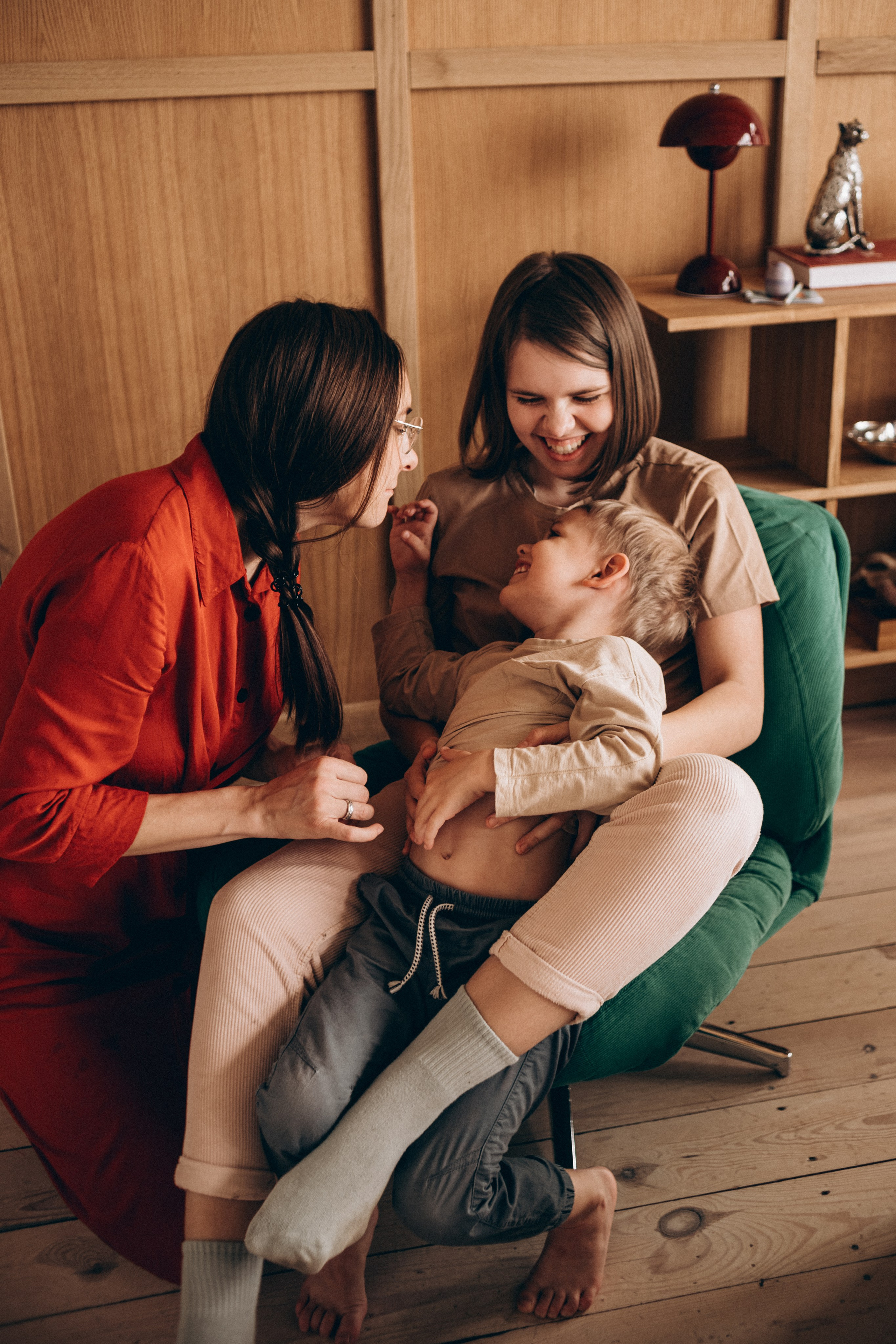 Семейная фотосессия в студии Курска - семья дурачится