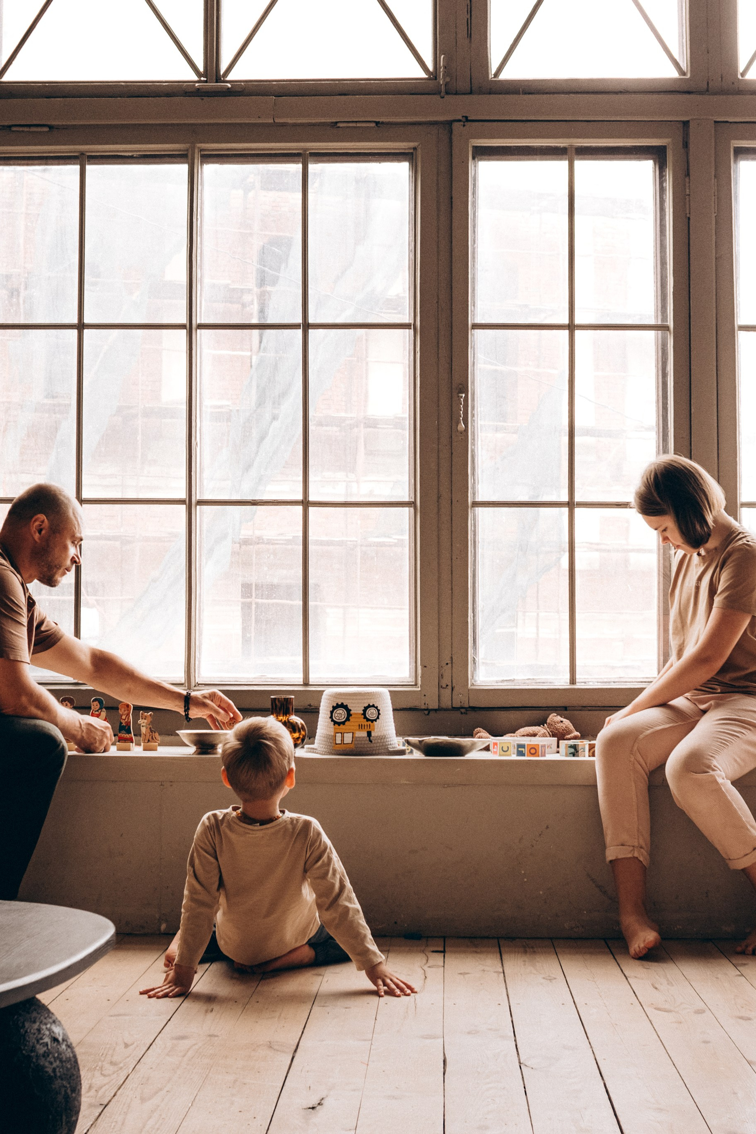 Семейная фотосессия в студии Курска - отец с детьми