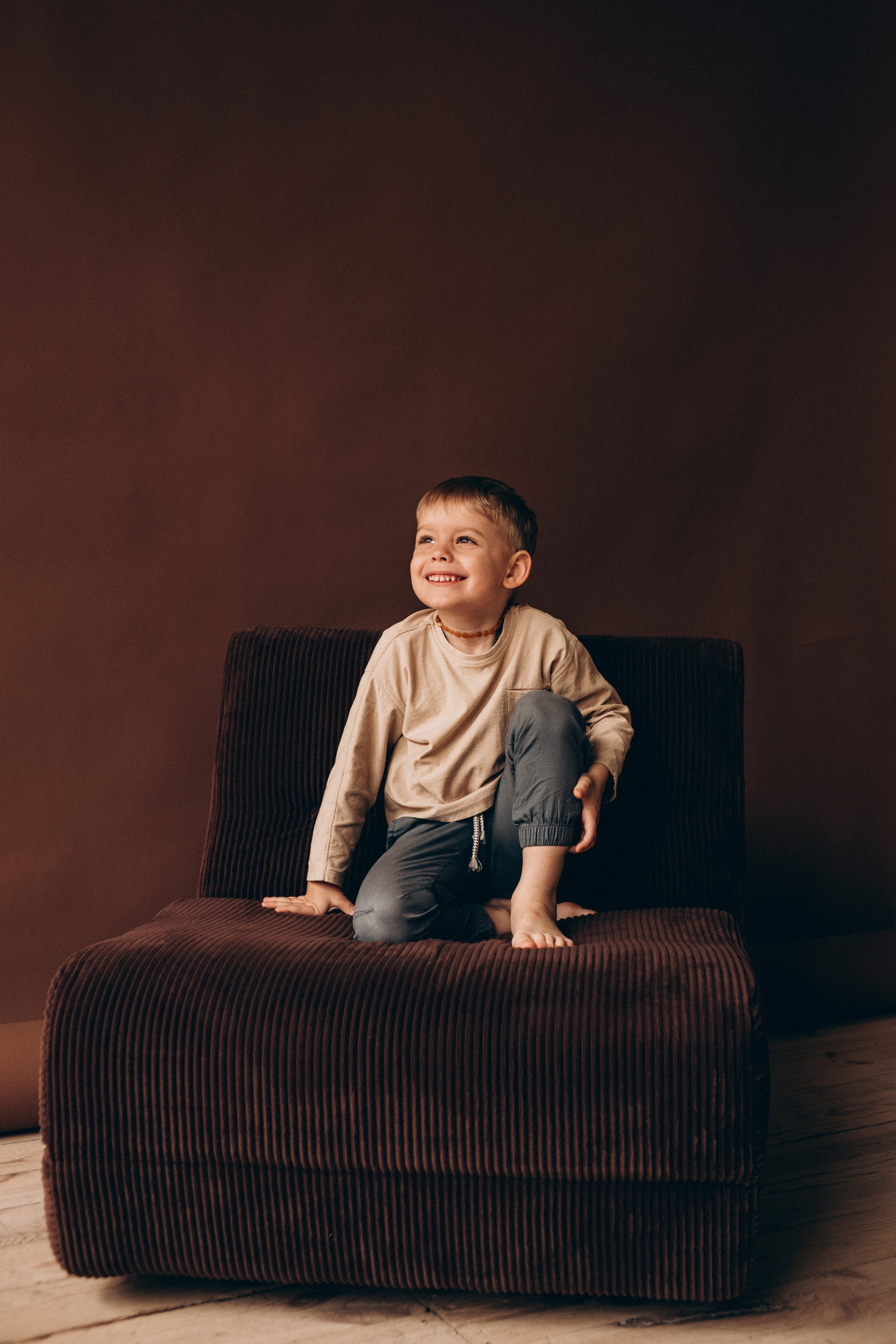 Семейная фотосессия в студии Курска - мальчик дурачится