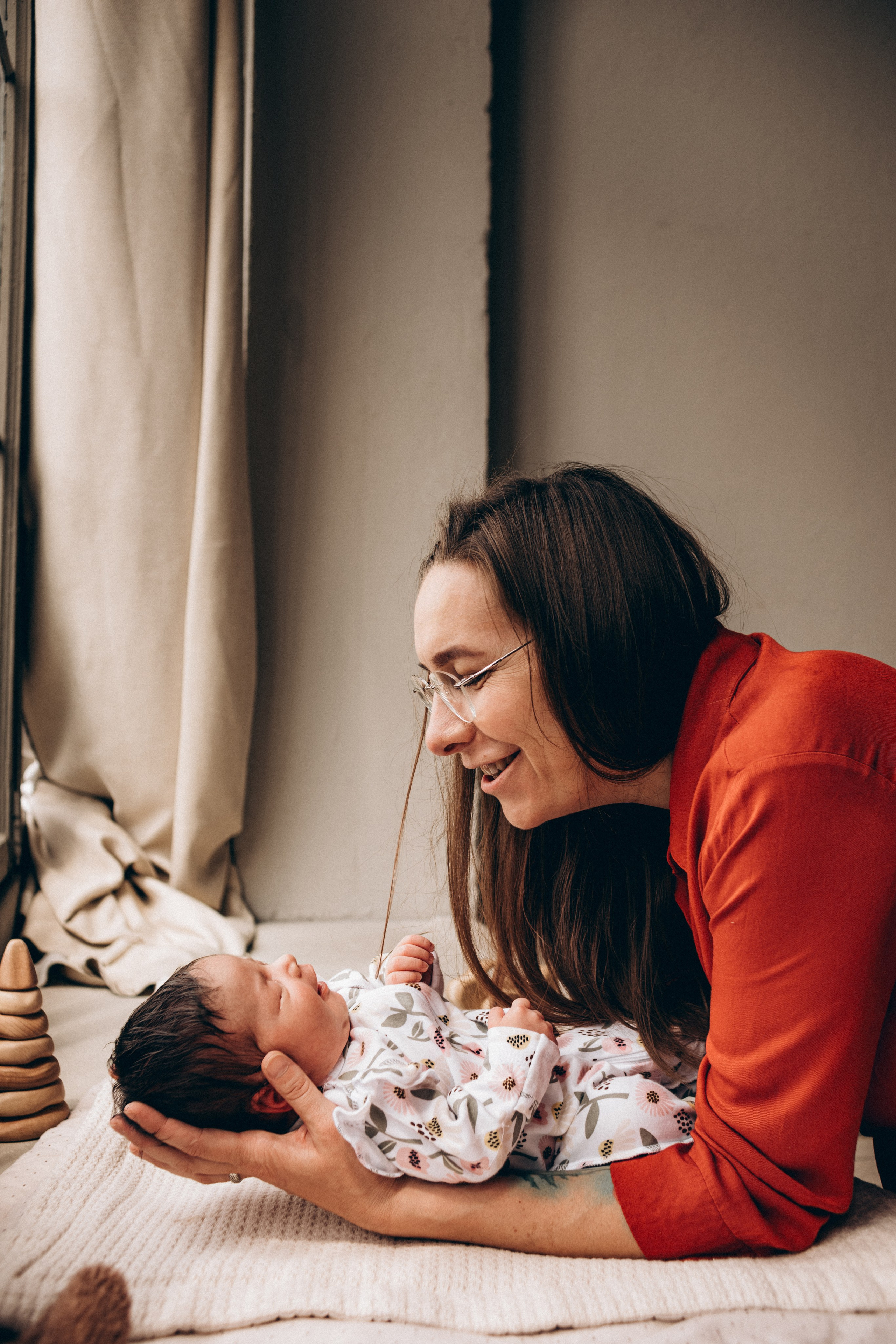 Семейная фотосессия в студии Курска - мама и новорождённый малыш