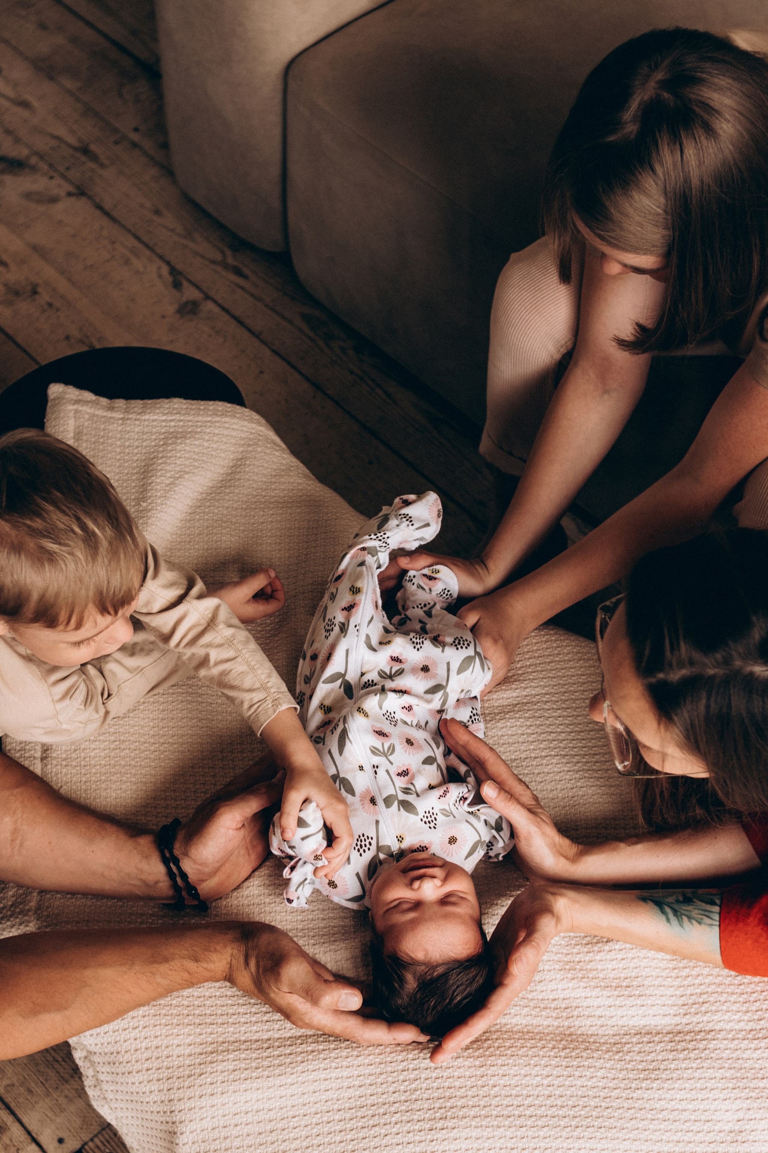 Семейная фотосессия в Курске: родители и двое детей с новорожденным младенцем в фотостудии