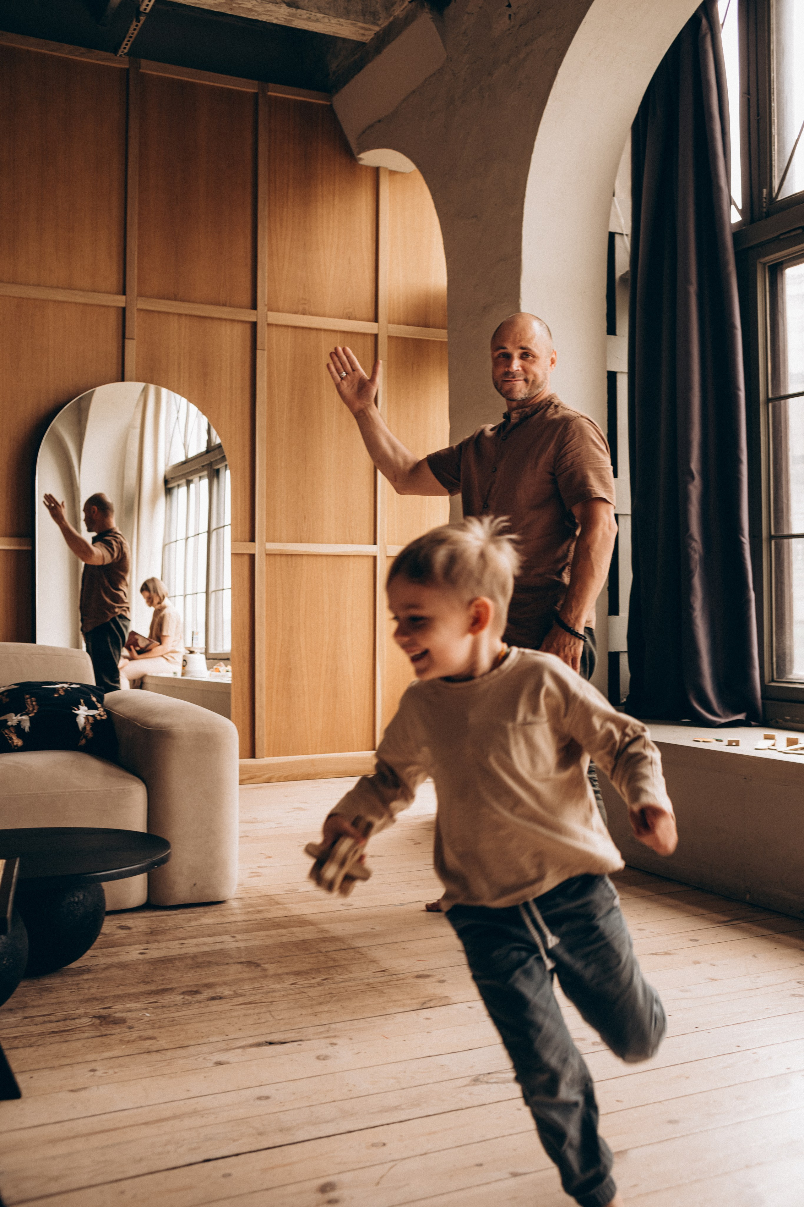 Семейная фотосессия в студии Курска - мальчик играет с папой в догонялки