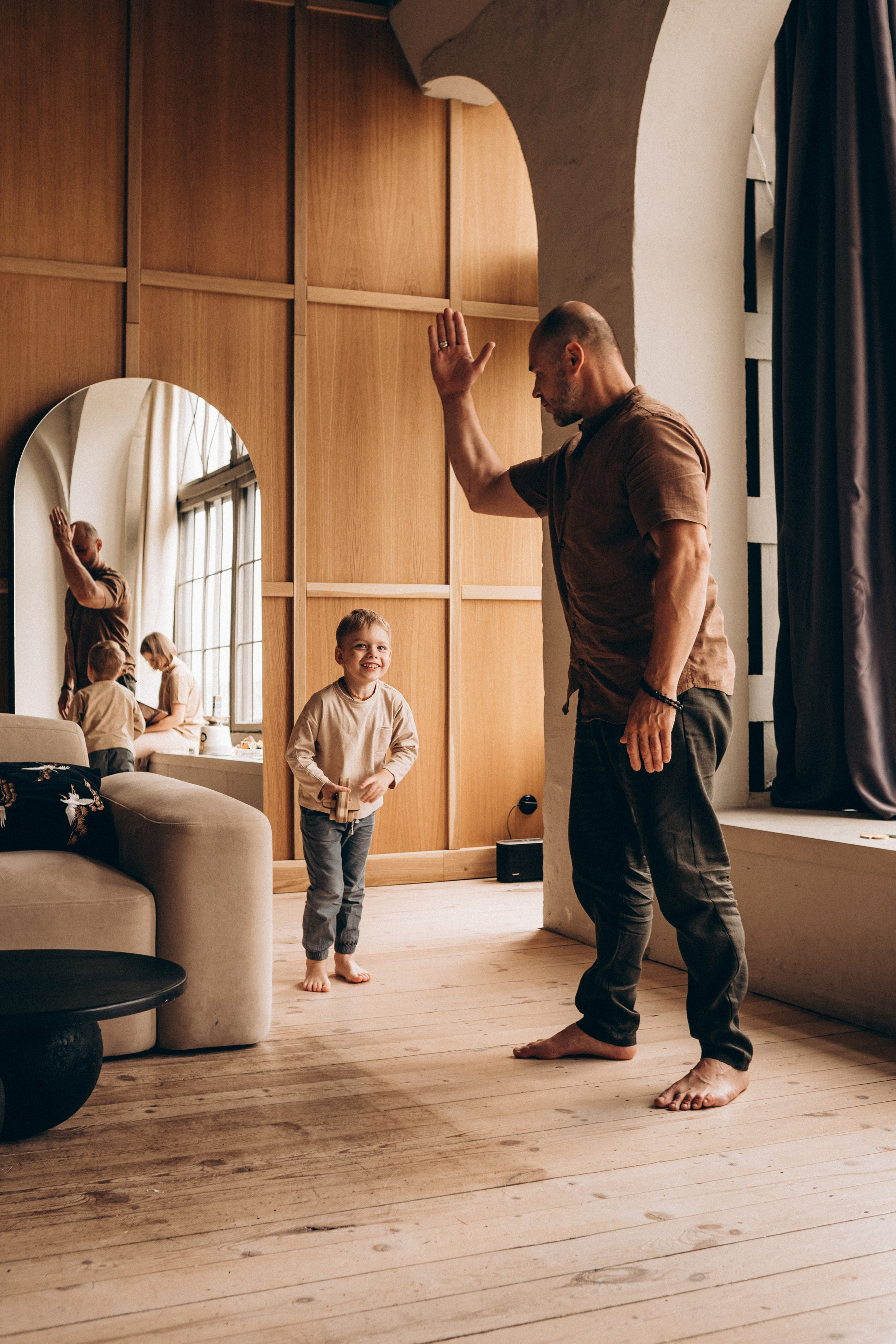 Семейная фотосессия в Курске - отец и сын в фотостудии