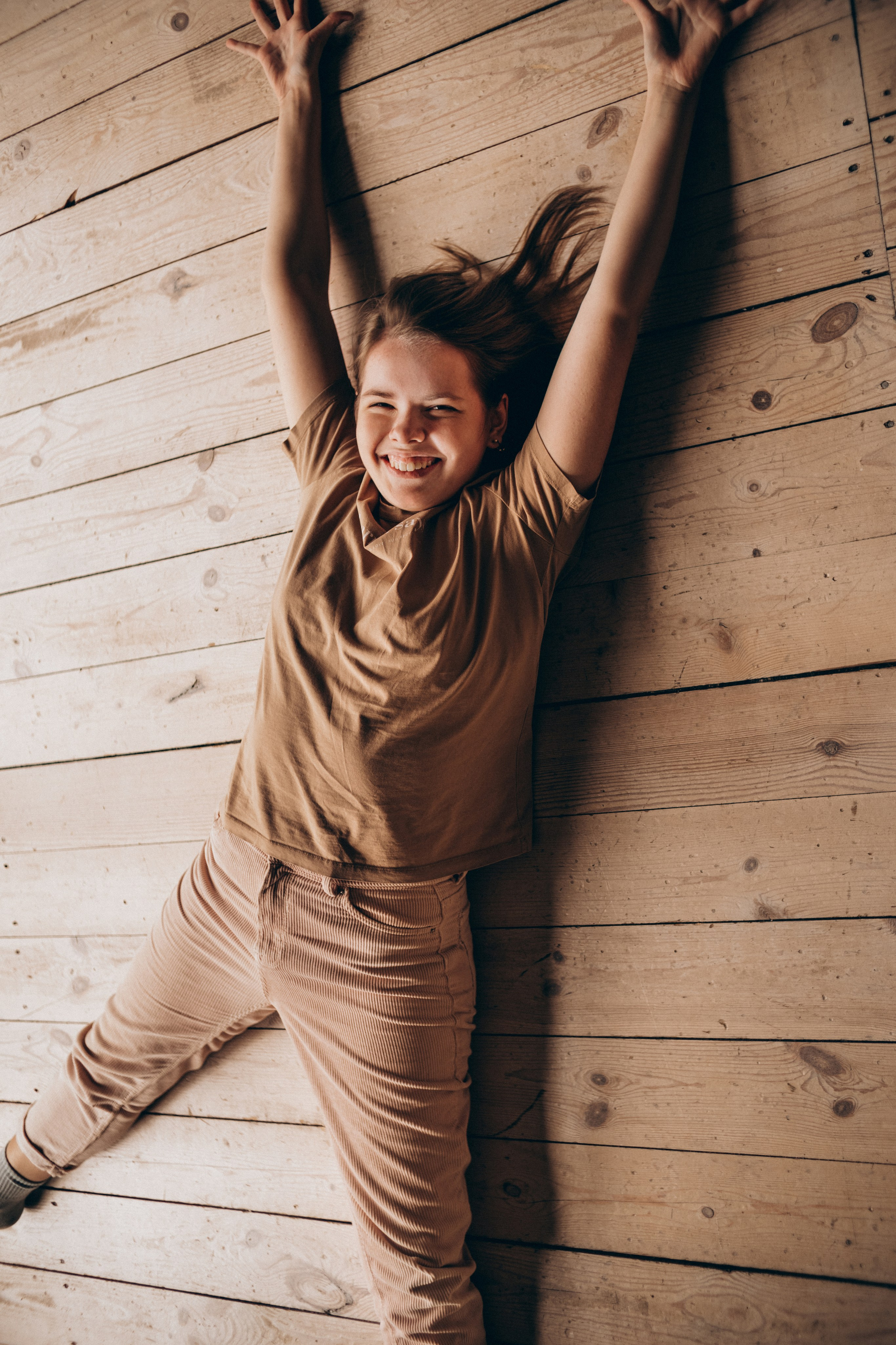 Семейная фотосессия в студии Курска - счастливая девочка лежит на полу