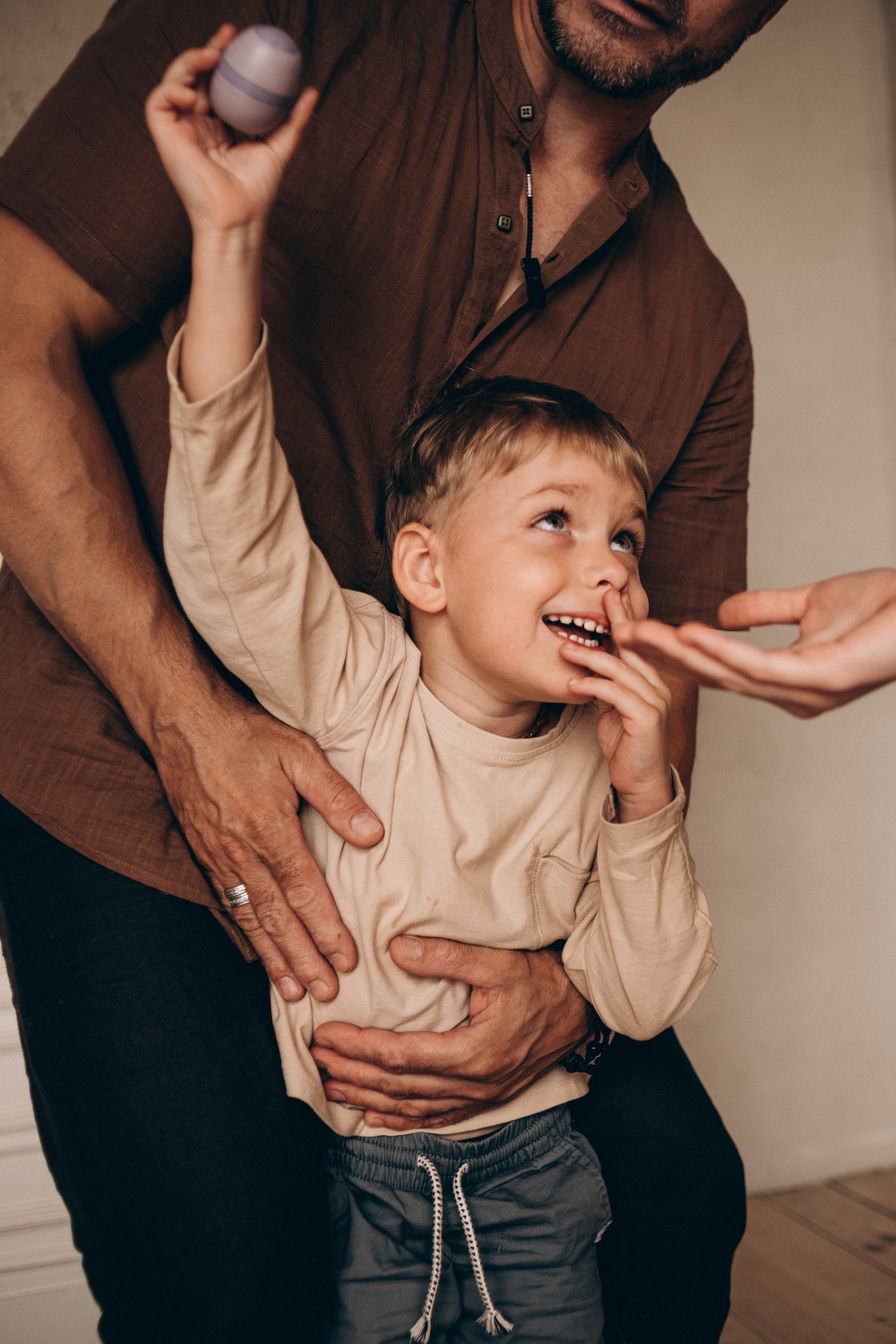 Семейная фотосессия в студии Курска - сын дурачится
