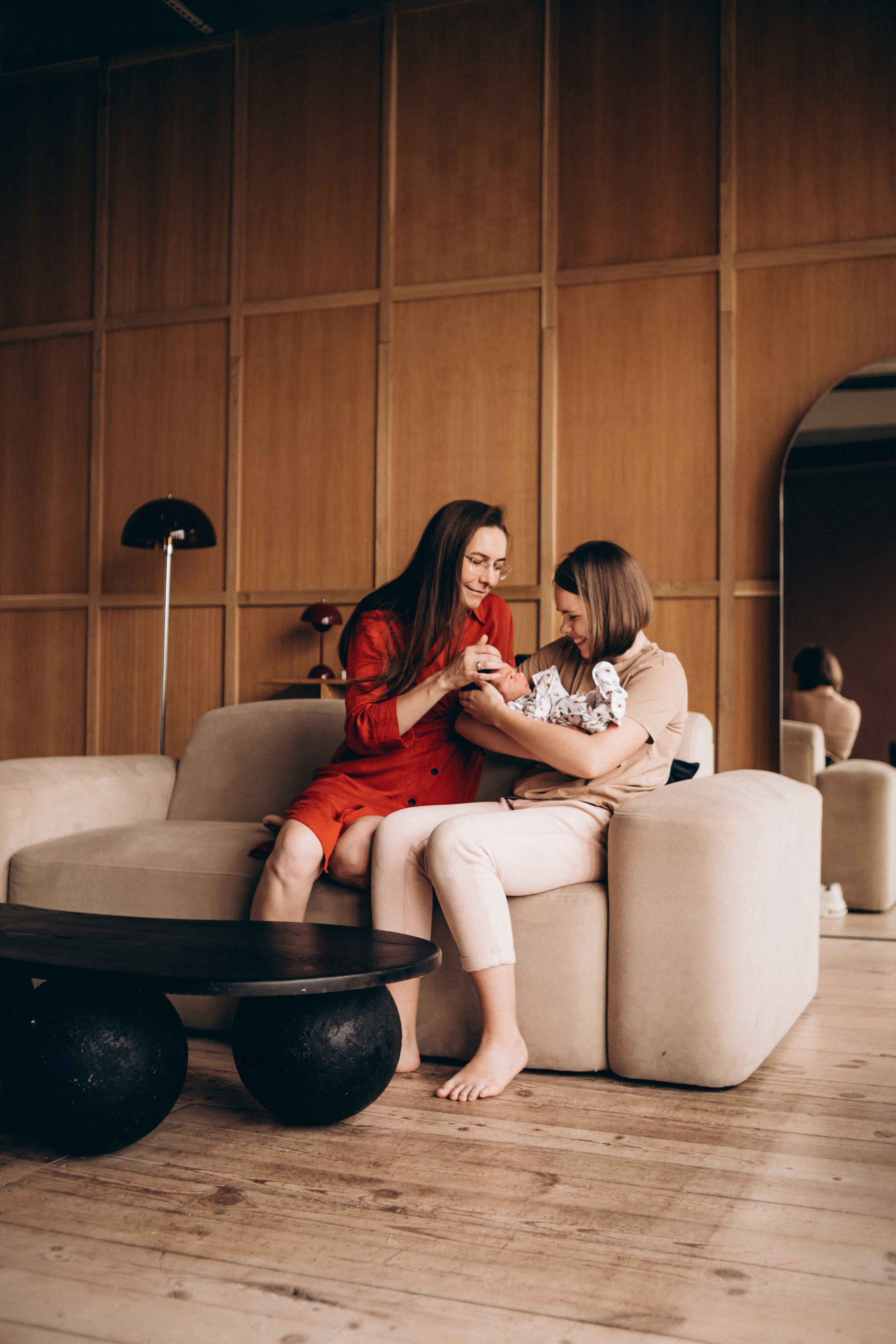 Семейная фотосессия в Курске: мама и дочь-подросток с новорождённым в фотостудии