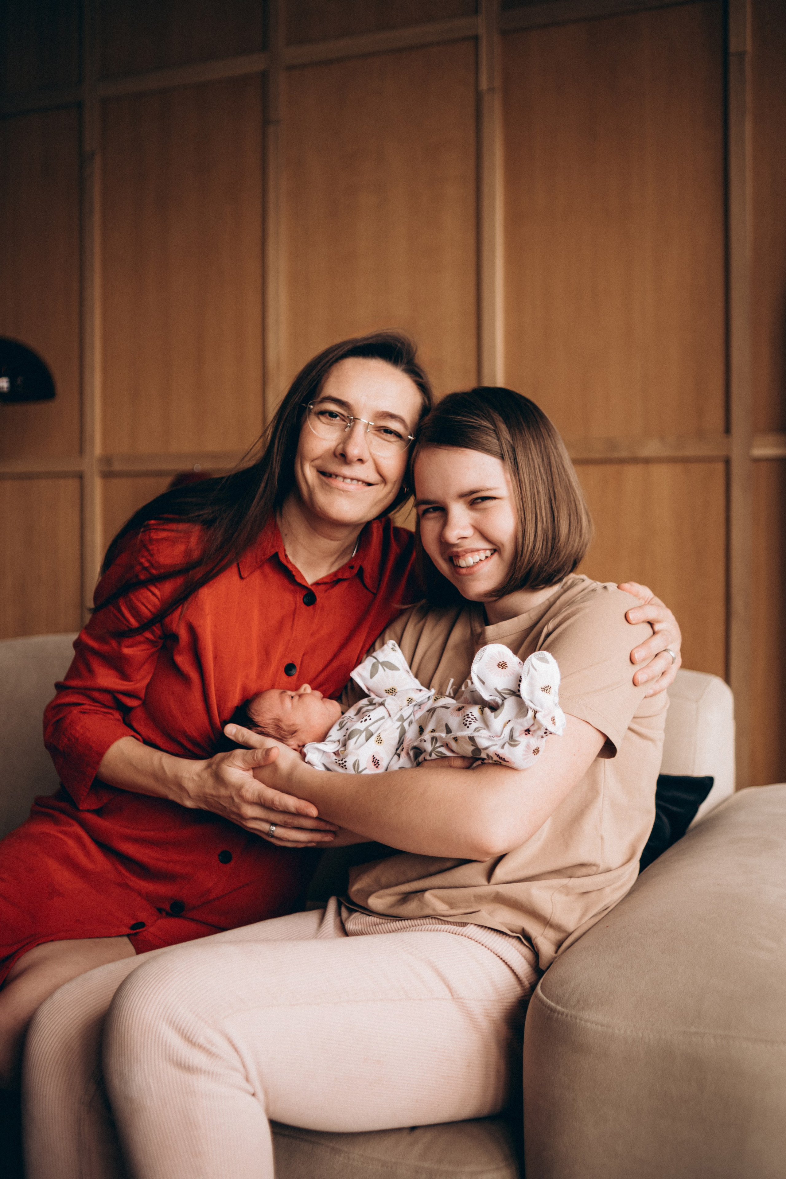 Семейная фотосессия в Курске: мама и дочь-подросток с новорождённым в фотостудии