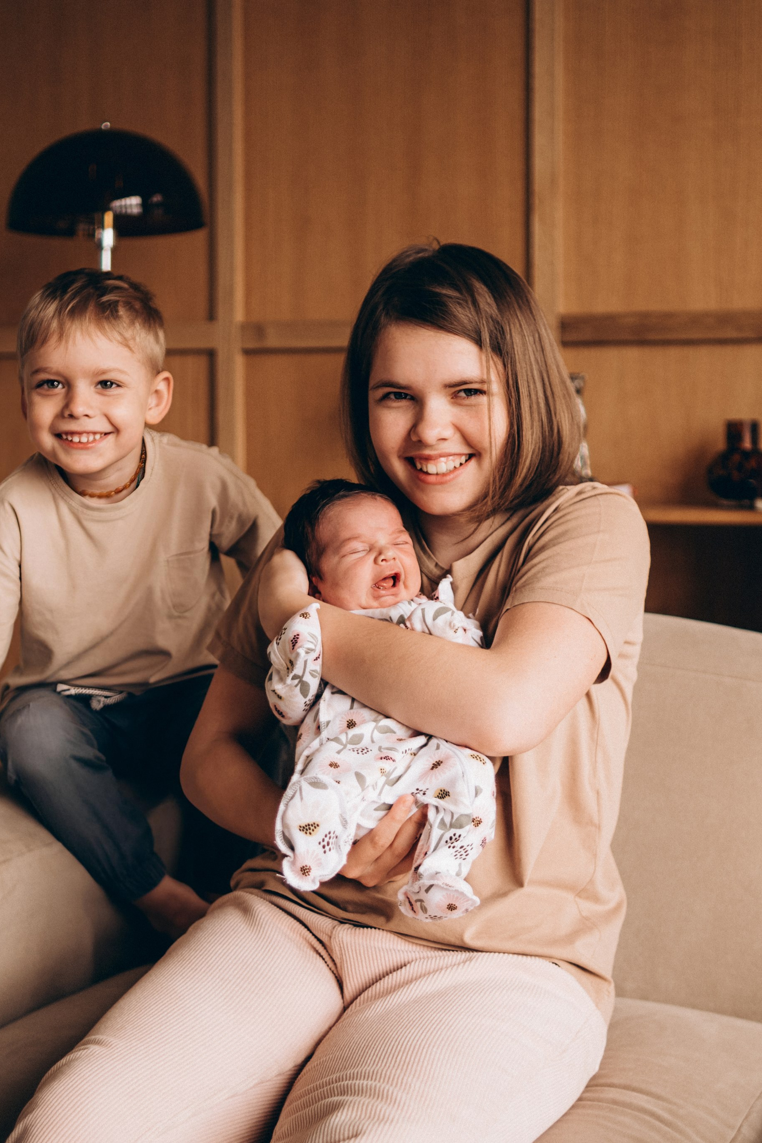 Семейная фотосессия в Курске - брат и сестра с новорождённым на руках