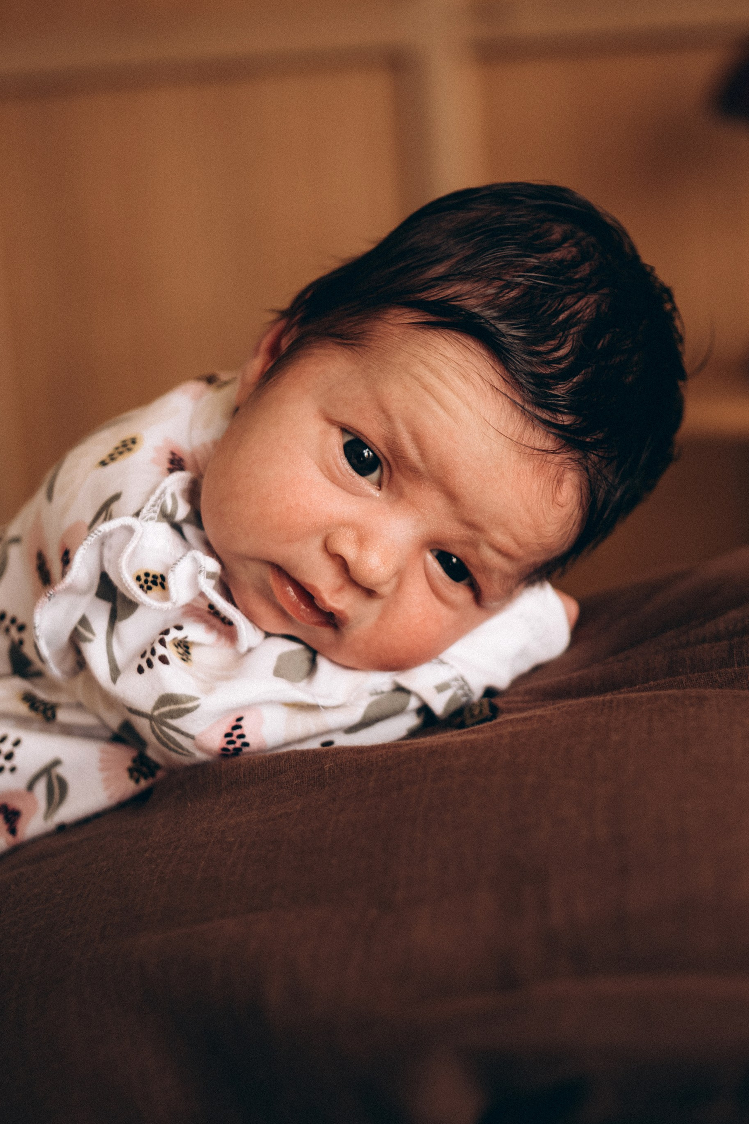 Семейная фотосессия в студии Курска - папа держит грудничка