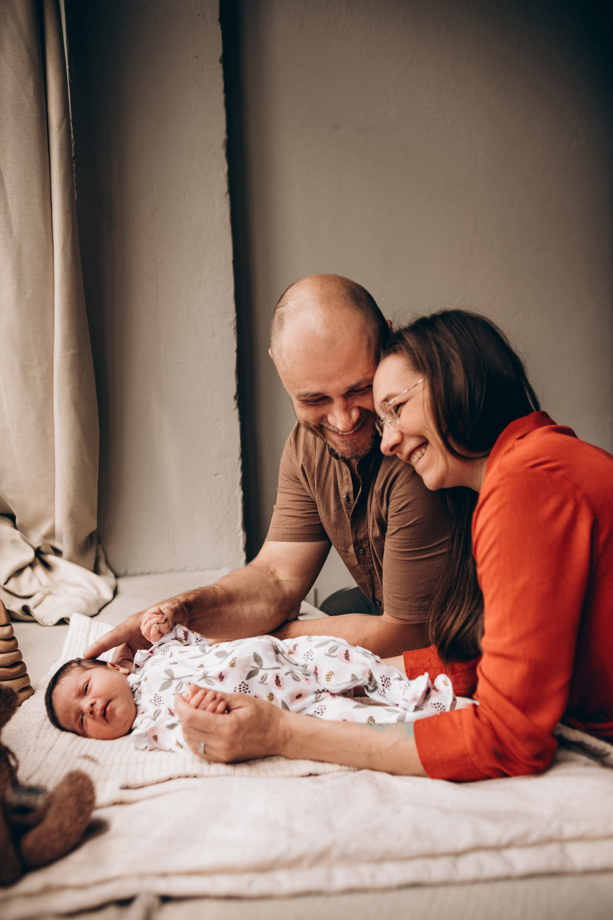 Семейная фотосессия в студии Курска - счастливые родители с малышкой