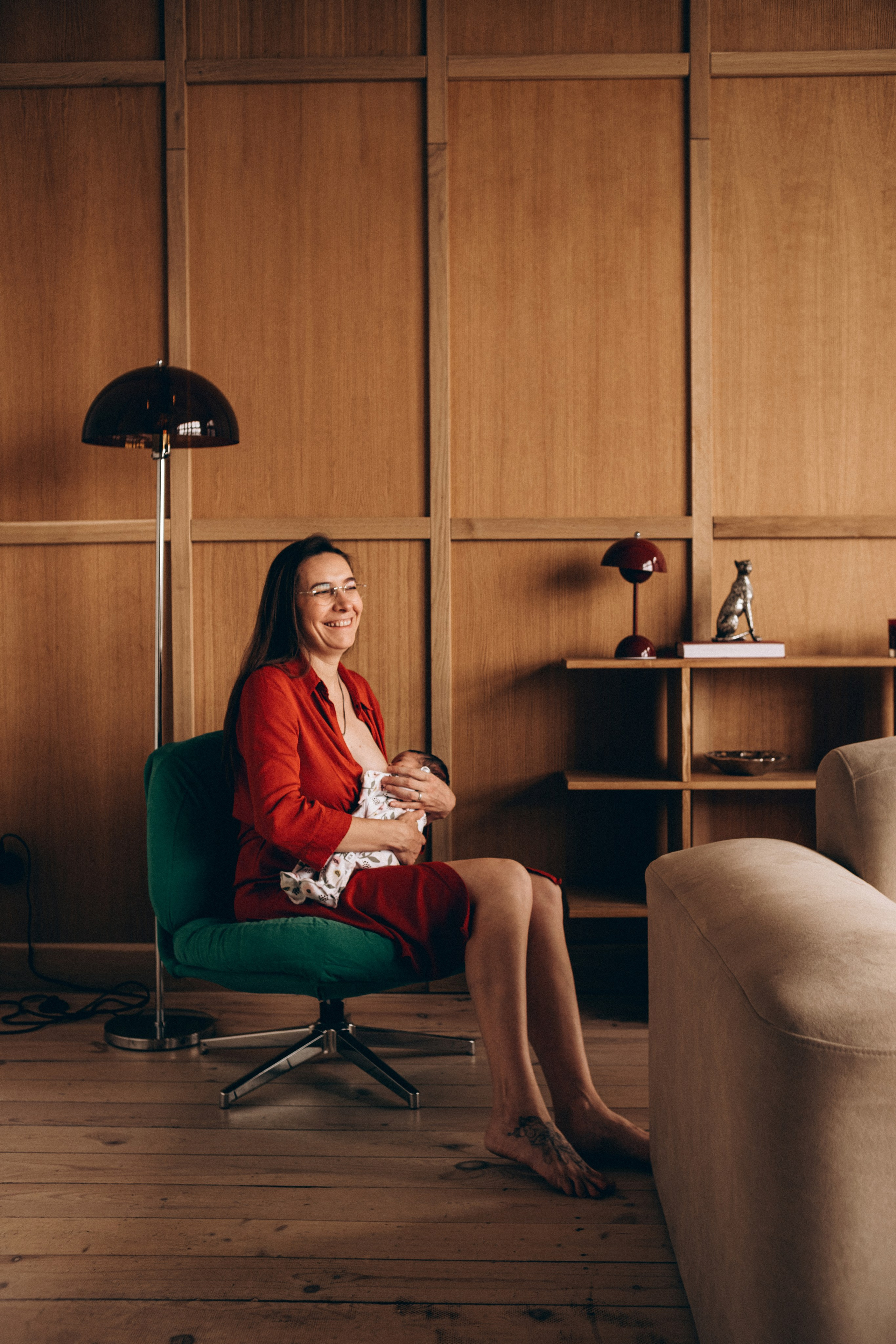 Семейная фотосессия в студии Курска - мама кормит малышку