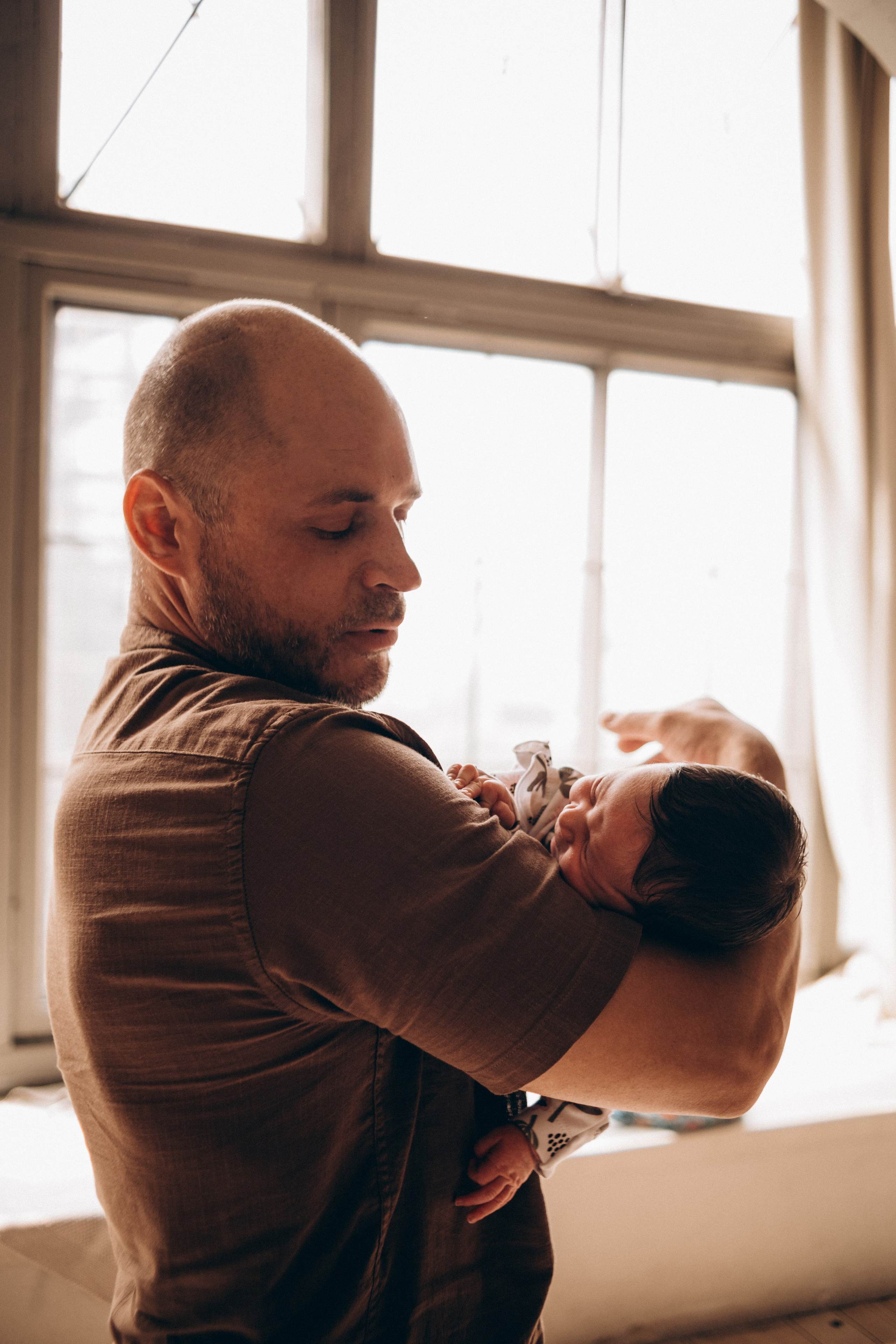 Семейная фотосессия в студии Курска - папа с дочкой-грудничком