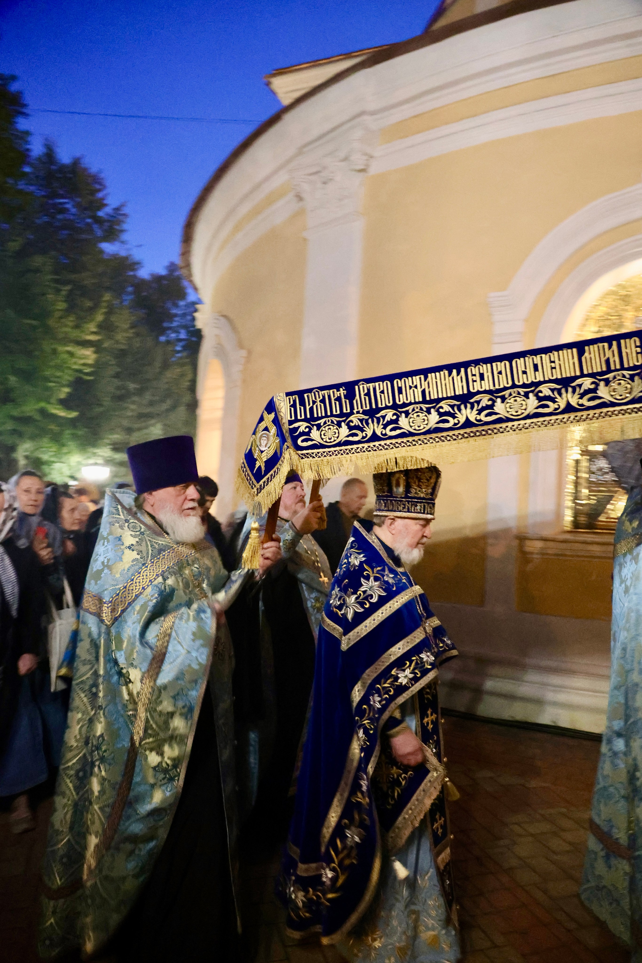 Крестный ход. Погребение Божией Матери
