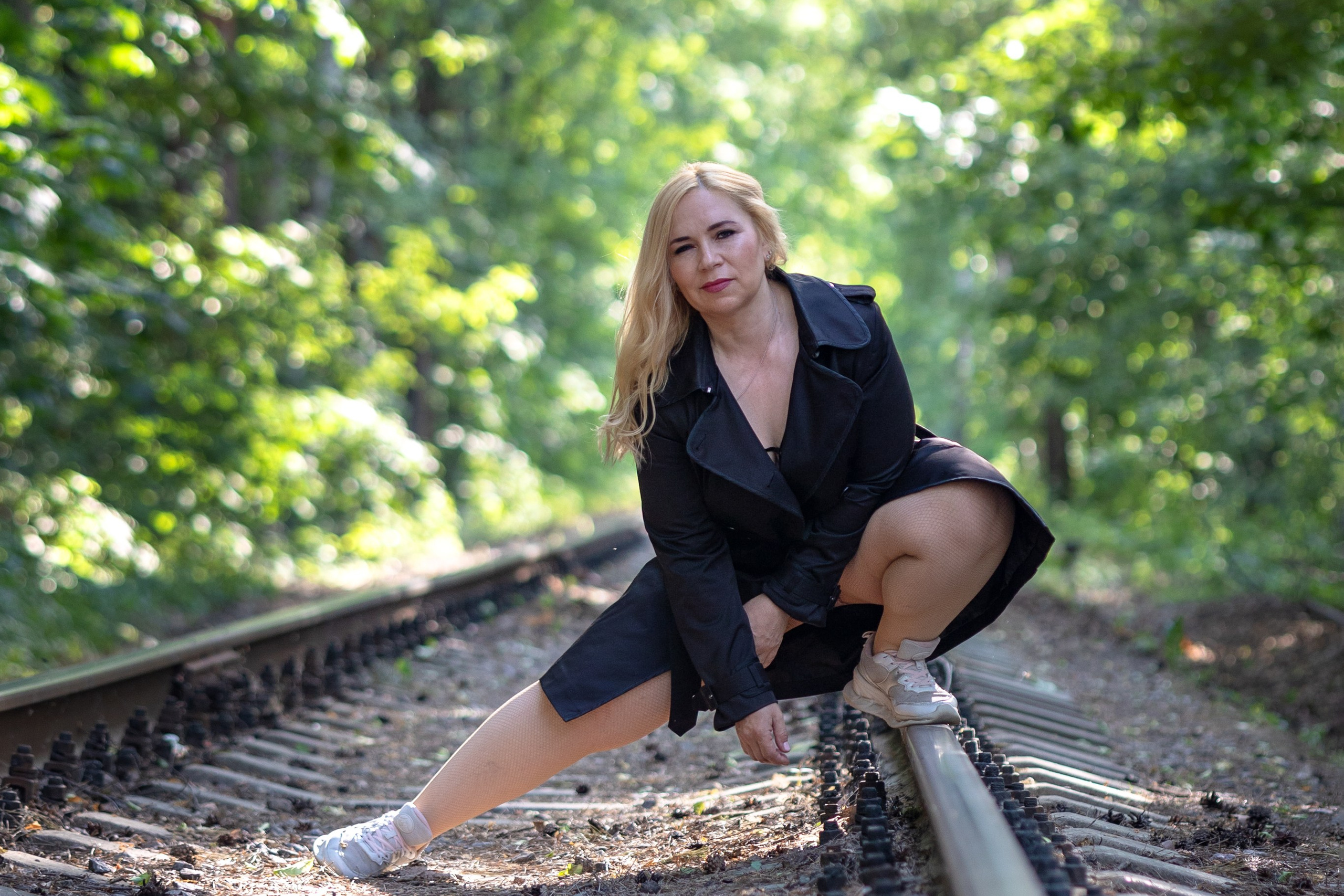 Рельсы, шпалы, девушка