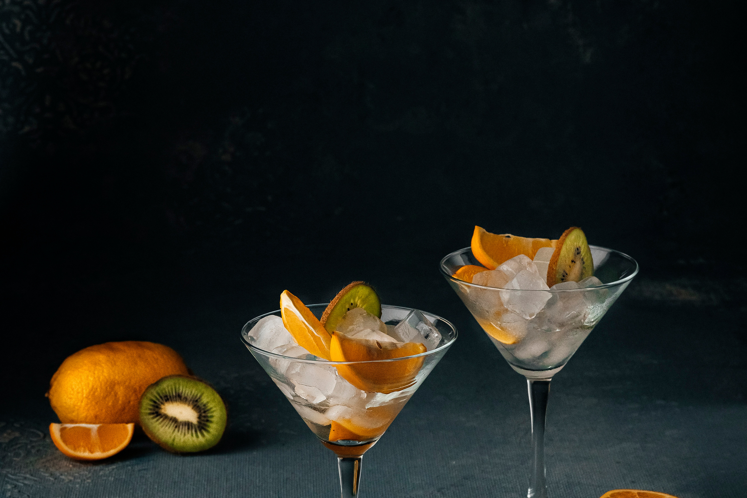 Бокалы с лимоном и киви