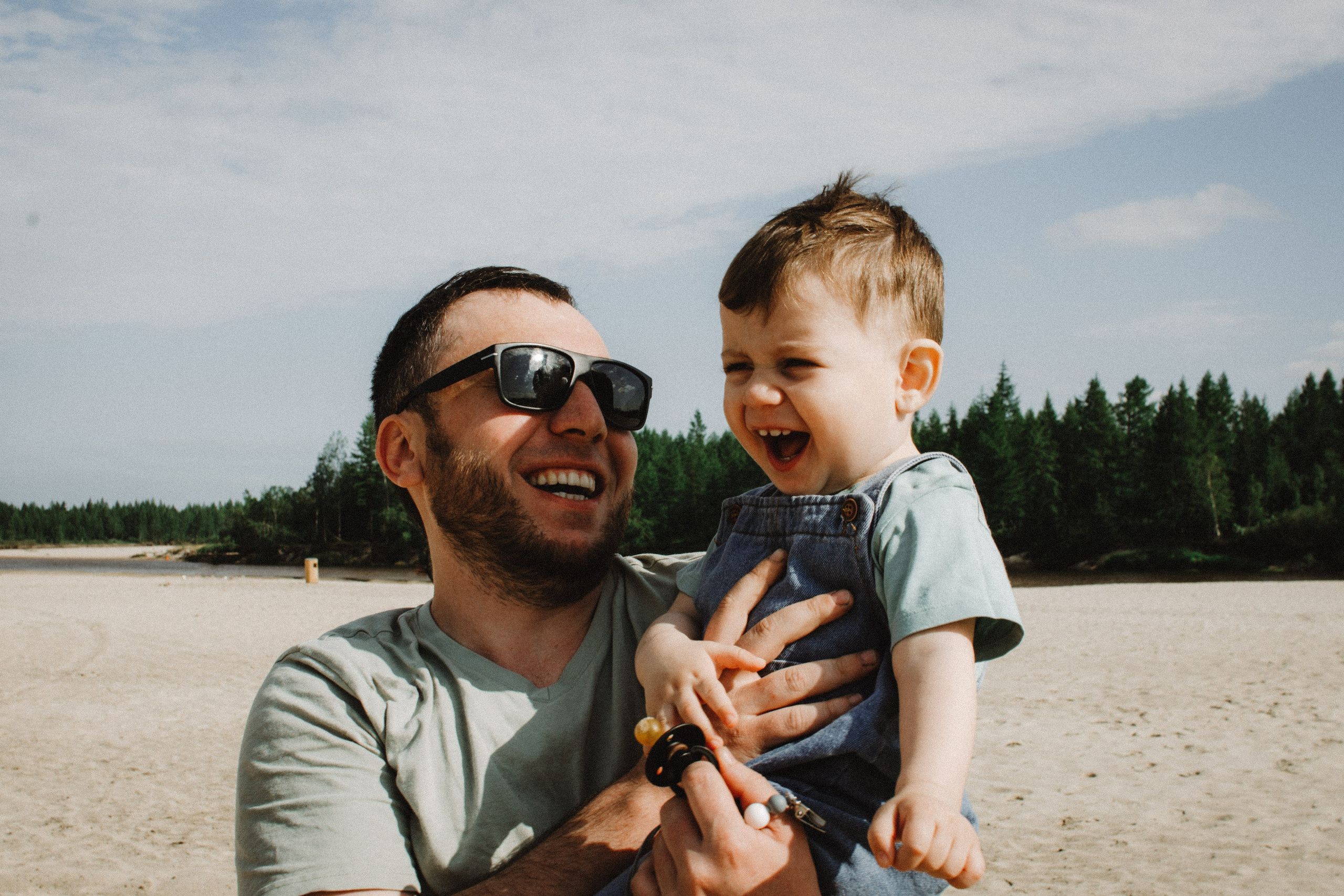 Адам с папой на пляже