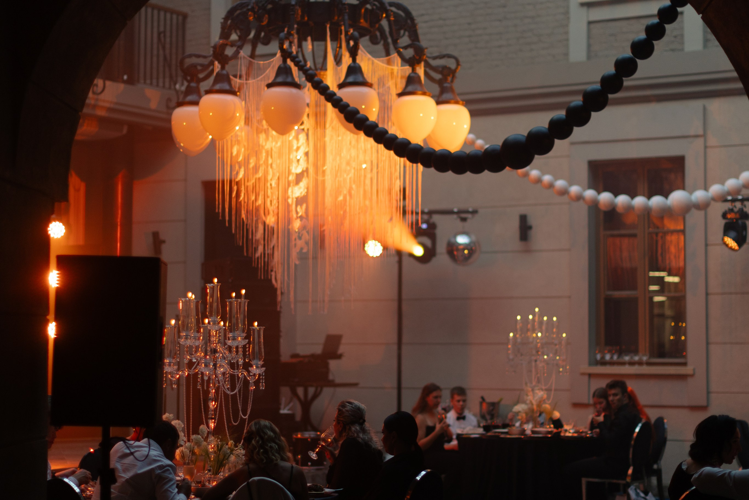 Артем и Анастасия: свадьба с танцами в замке