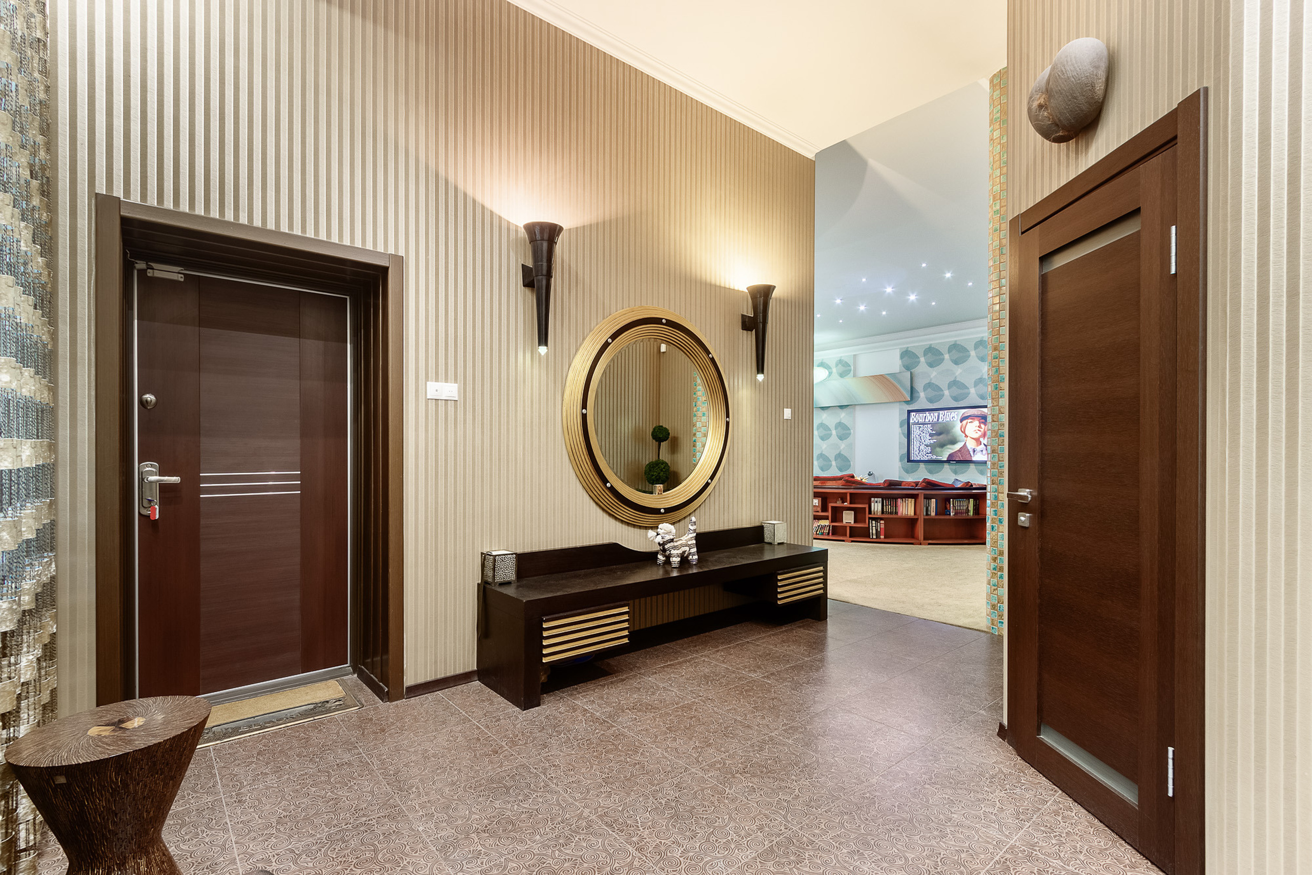 Интерьер прихожей в большом загородном доме 