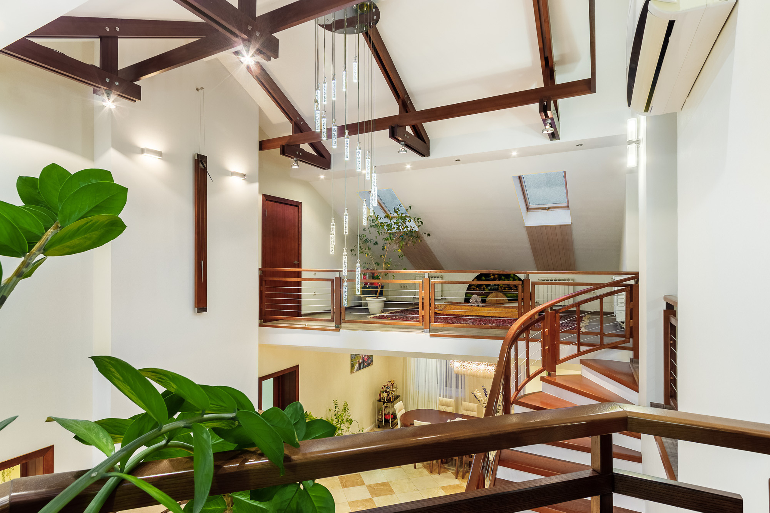 Второй ярус просторной гостиной комнаты в двухэтажном загородном доме в Ростове