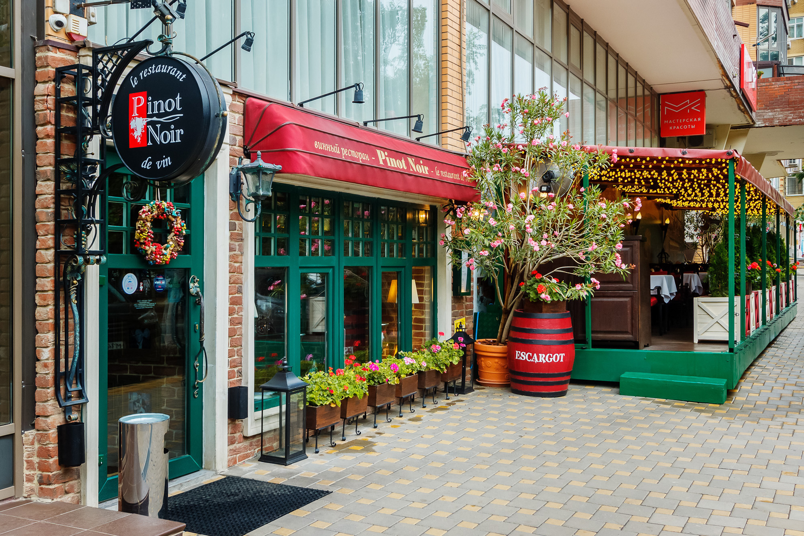 Фасад и входная группа ресторана с летней верандой перед ним