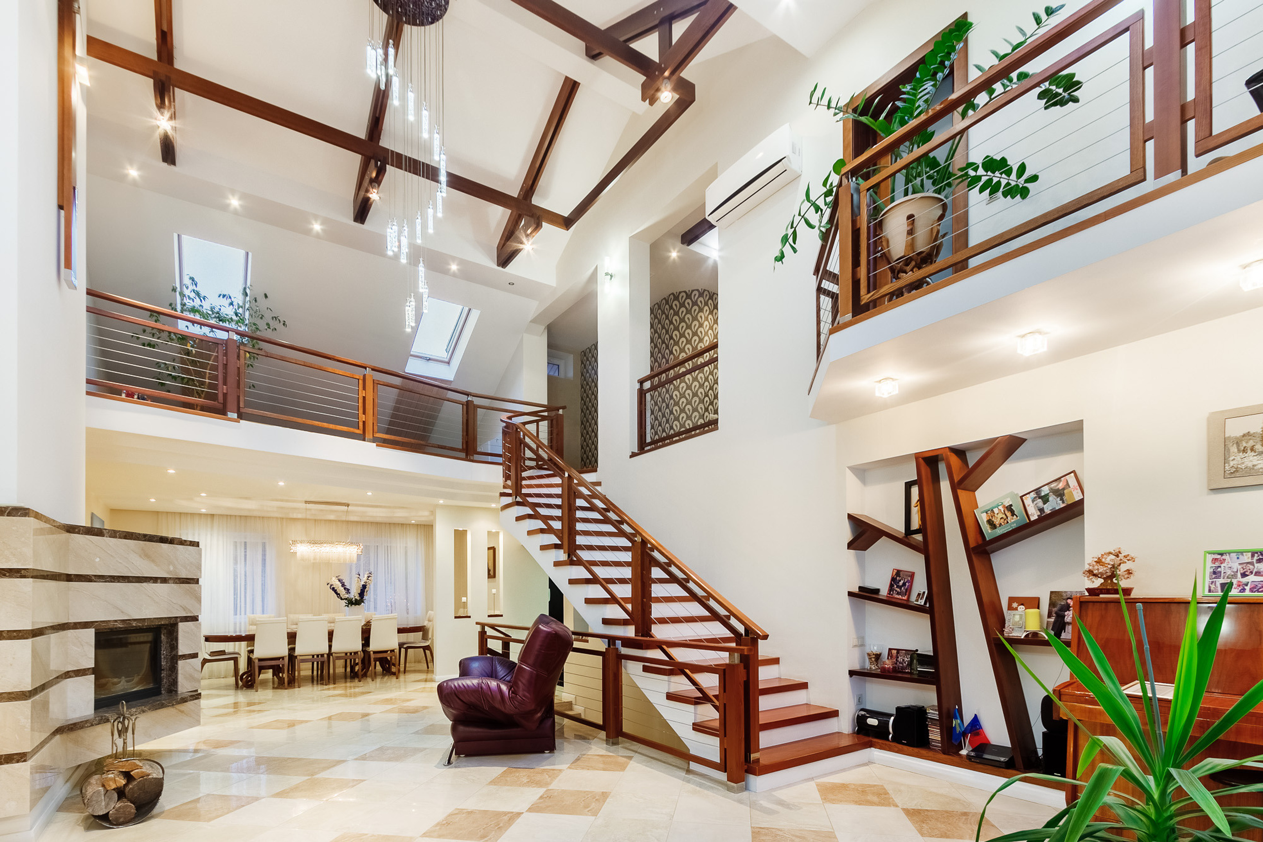 Интерьер большой просторной гостиной в загородном доме