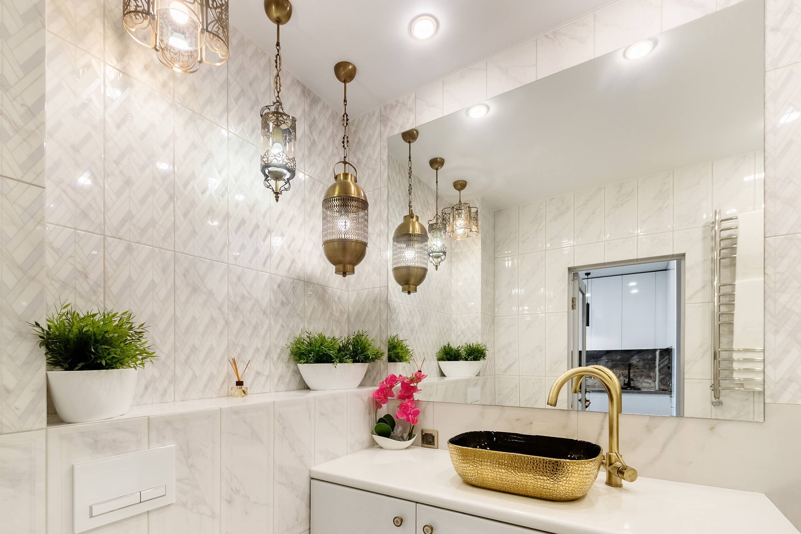 Интерьер ванной комнаты с дизайнерскими металлическими светильниками