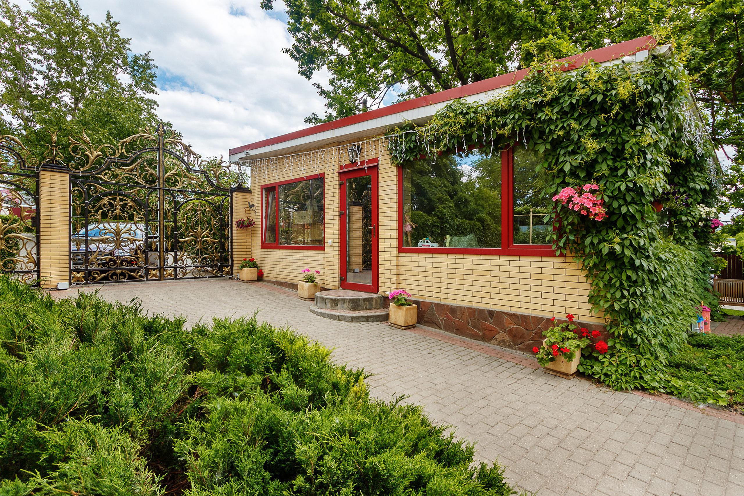 Хозяйственная постройка у въезда в загородный дом