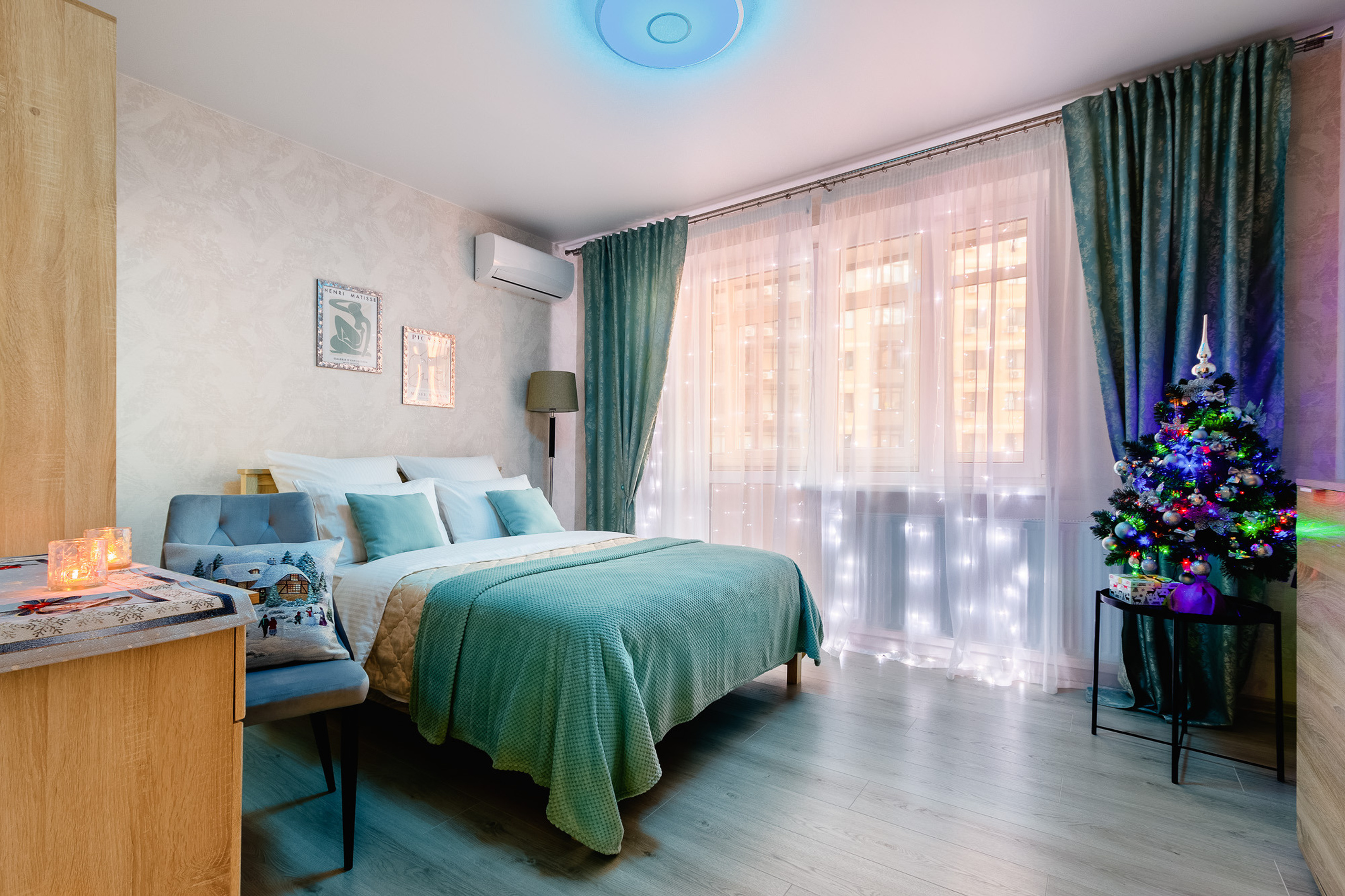 Новогодний декор в спальной комнате. Фотограф Алексей Слюсаренко