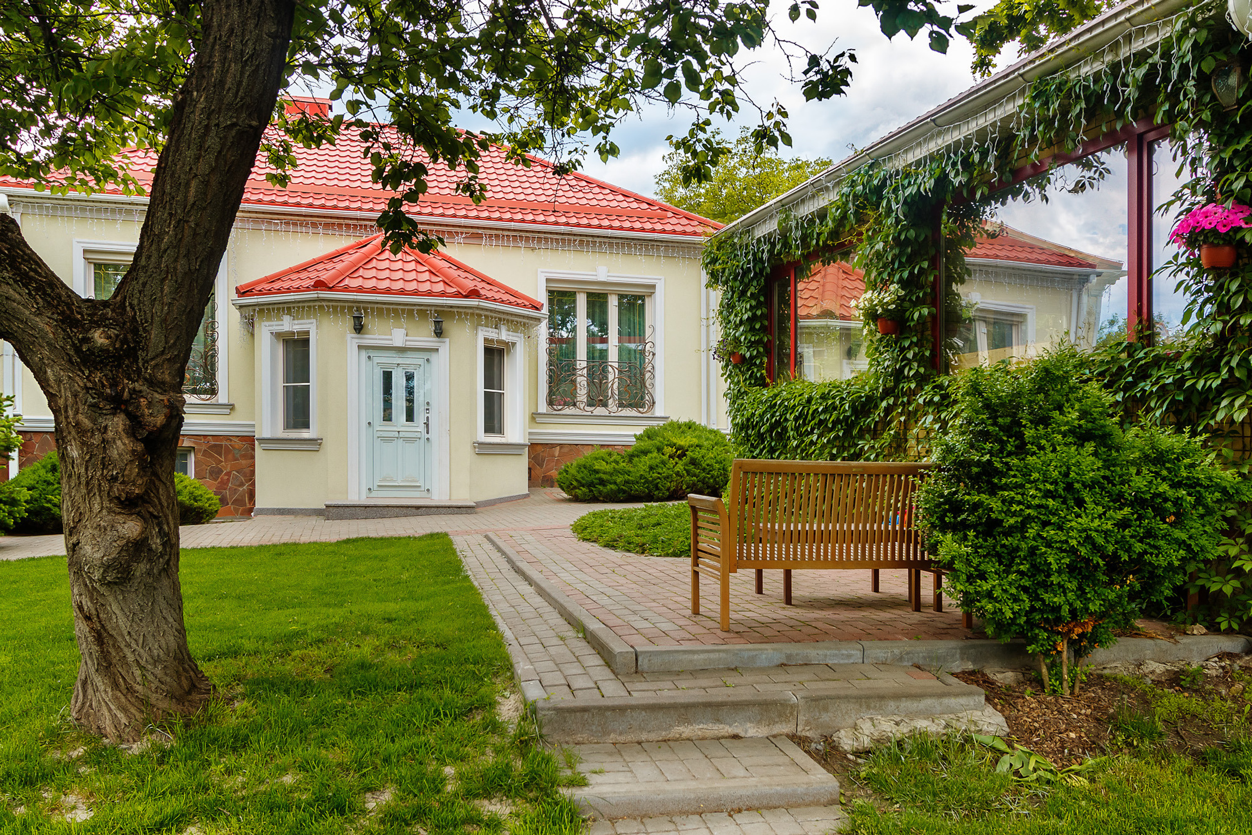 Ландшафтный дизайн во дворе частного загородного дома