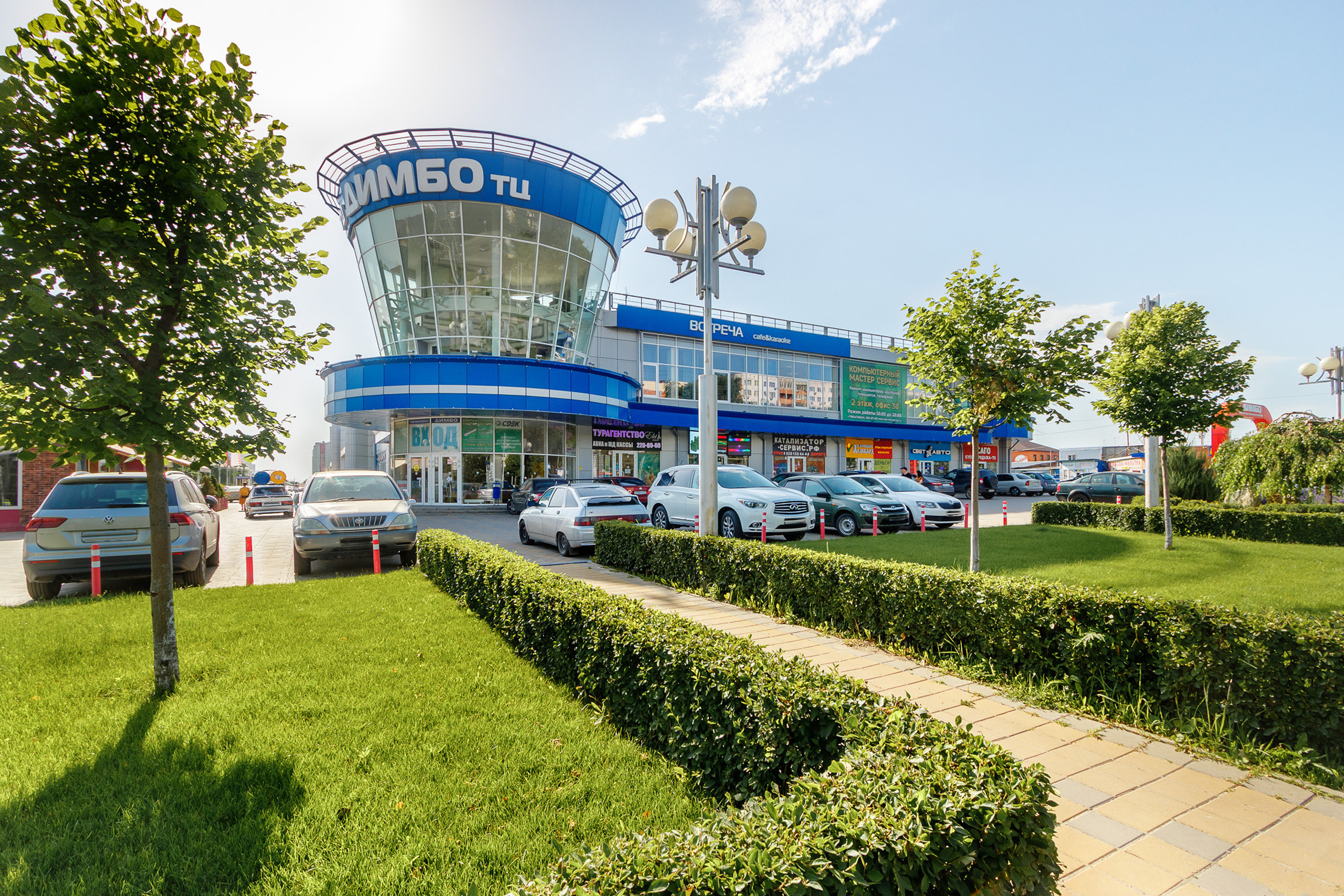 Зелёная аллея, ведущая ко входу к торговому центру