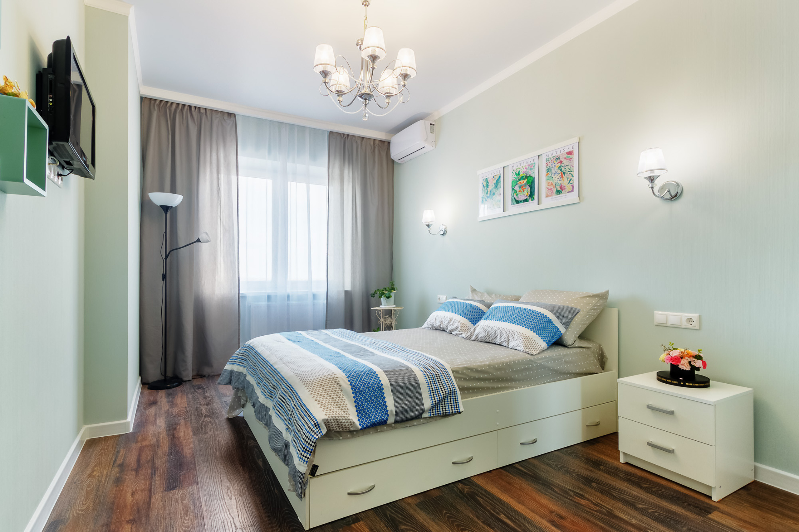 Фотография интерьера спальни в светло-зелёном цвете