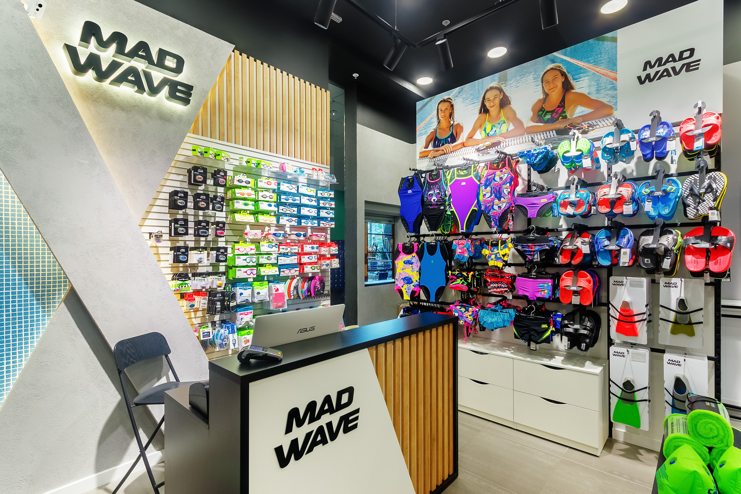 Зона кассы в магазине одежды для плавания в торговом центре в Ростове