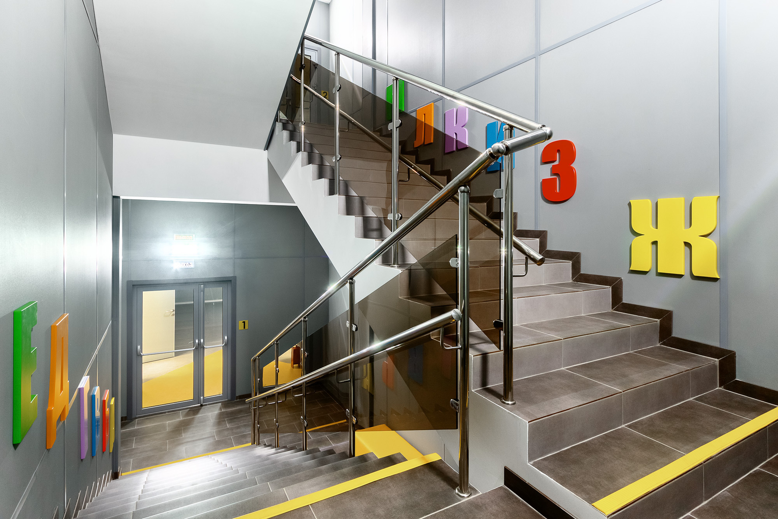 Оформление лестничного пролёта в учебном заведении Ростова