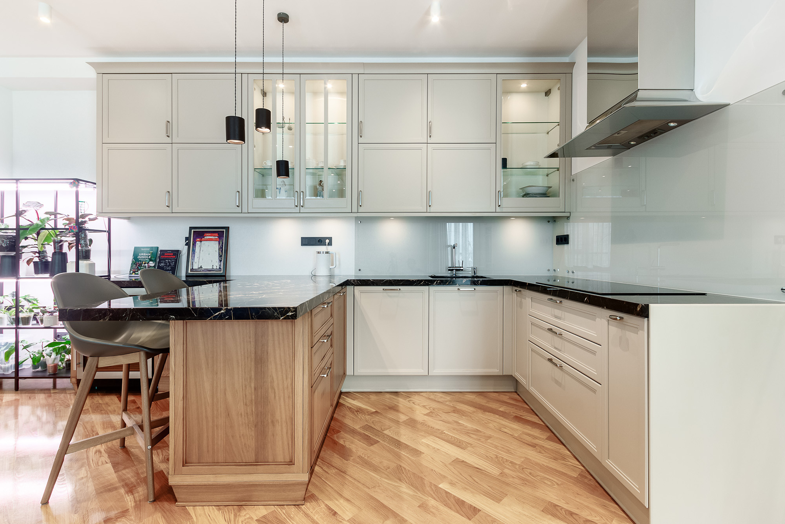 Фотография светло-серого интерьера кухни в современной квартире с деревянными элементами