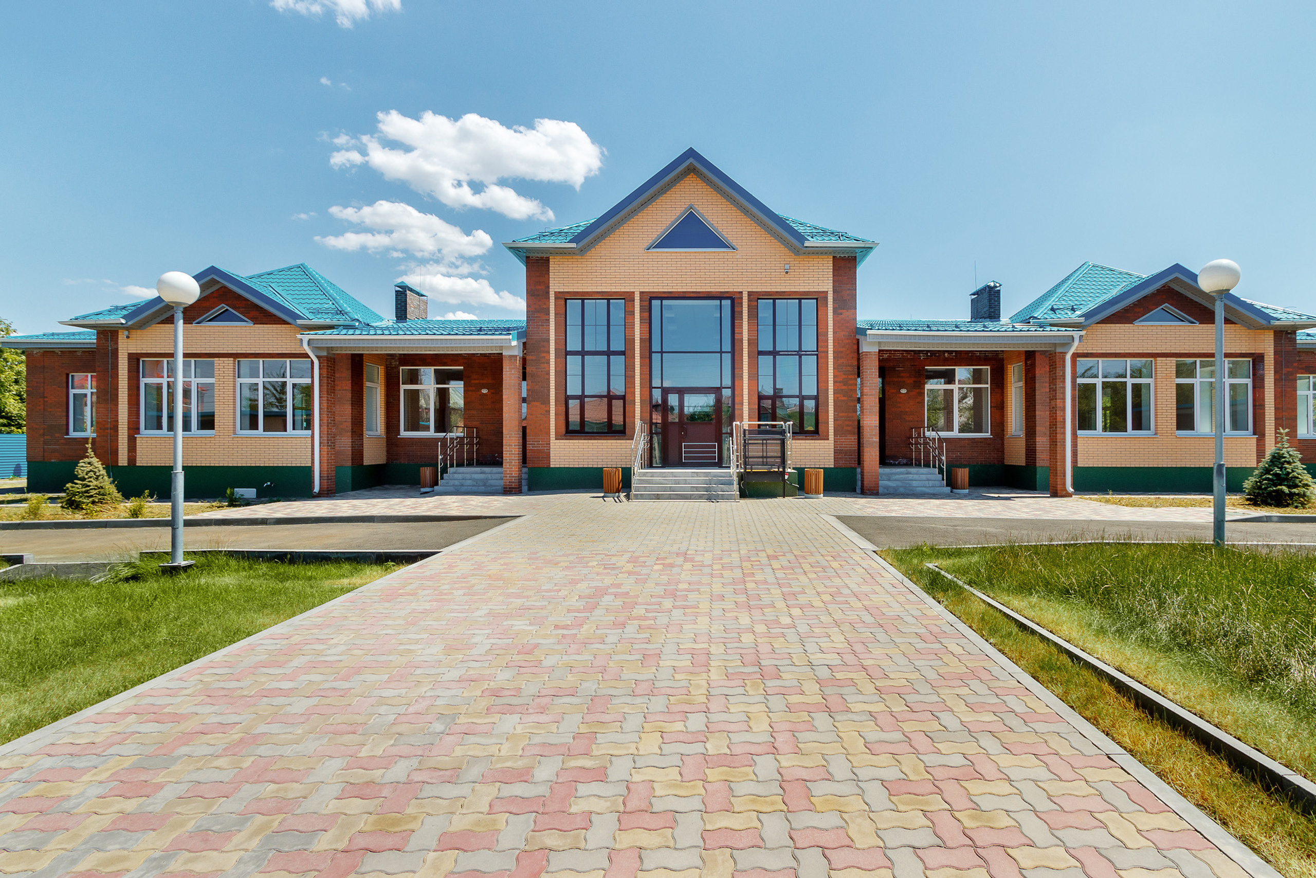 Одноэтажное здание небольшого детского сада в посёлке Янтарный Аксайского района