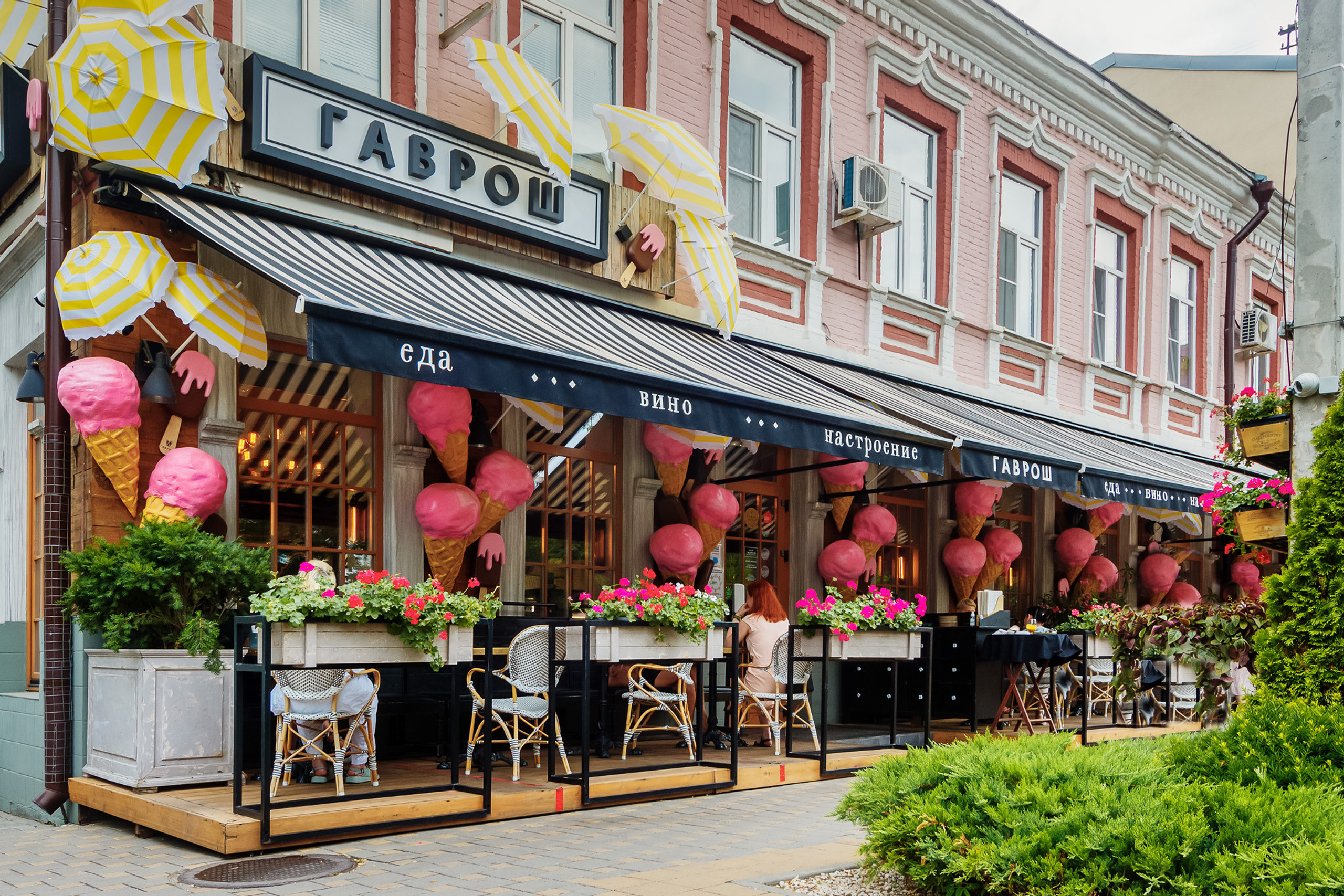 Летняя площадка со столиками перед рестораном на улице в Ростове-на-Дону