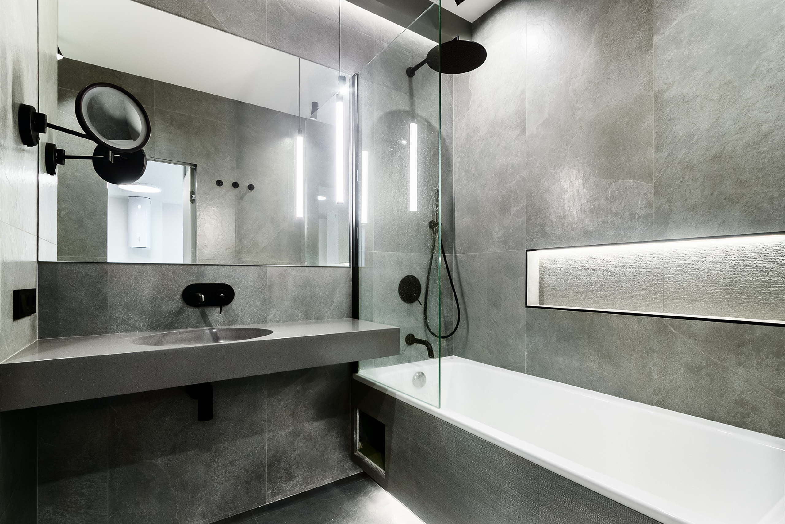 Интерьер ванной комнаты в графитовых тонах