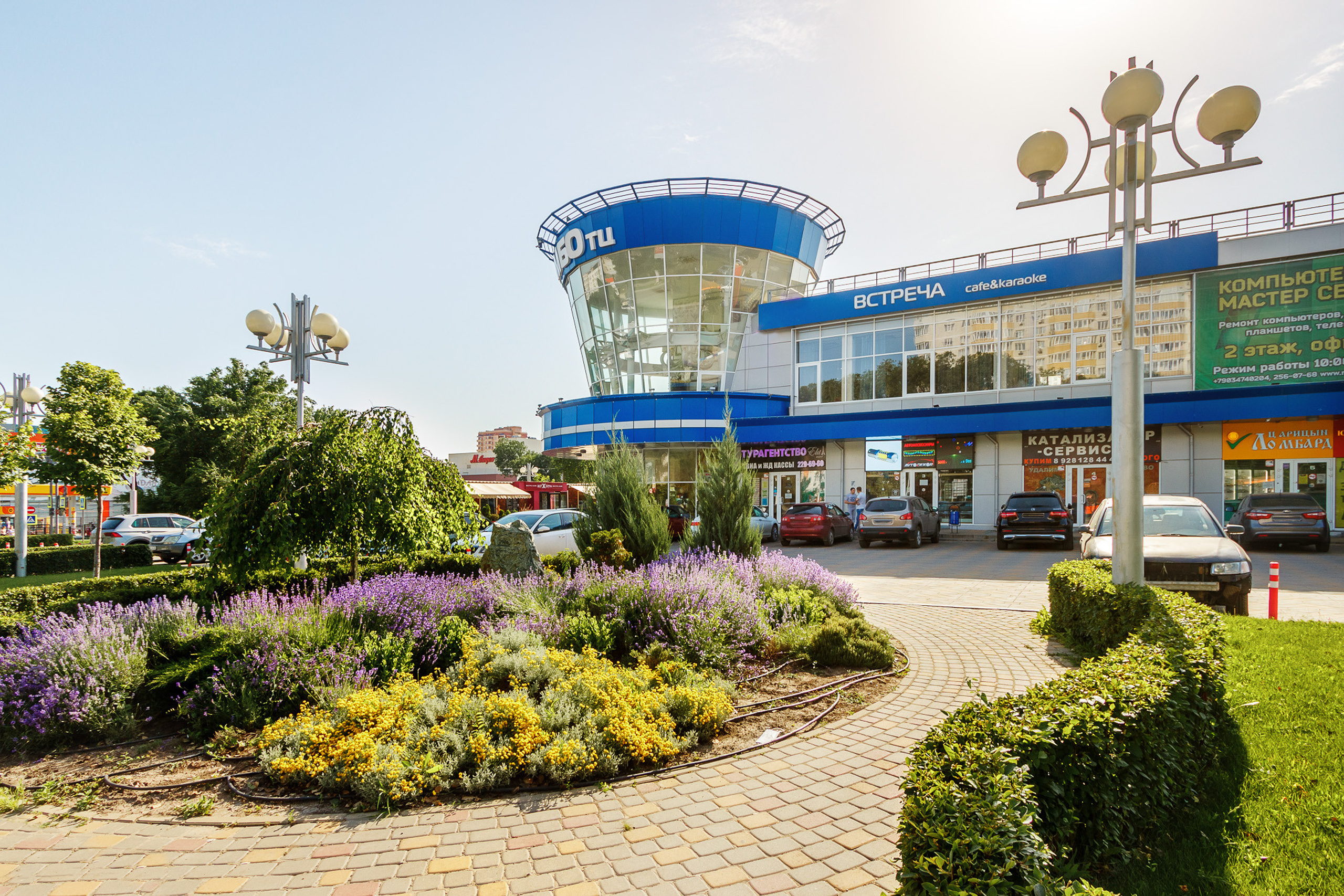 Ландшафтный дизайн перед зданием торгового центра в Ростове