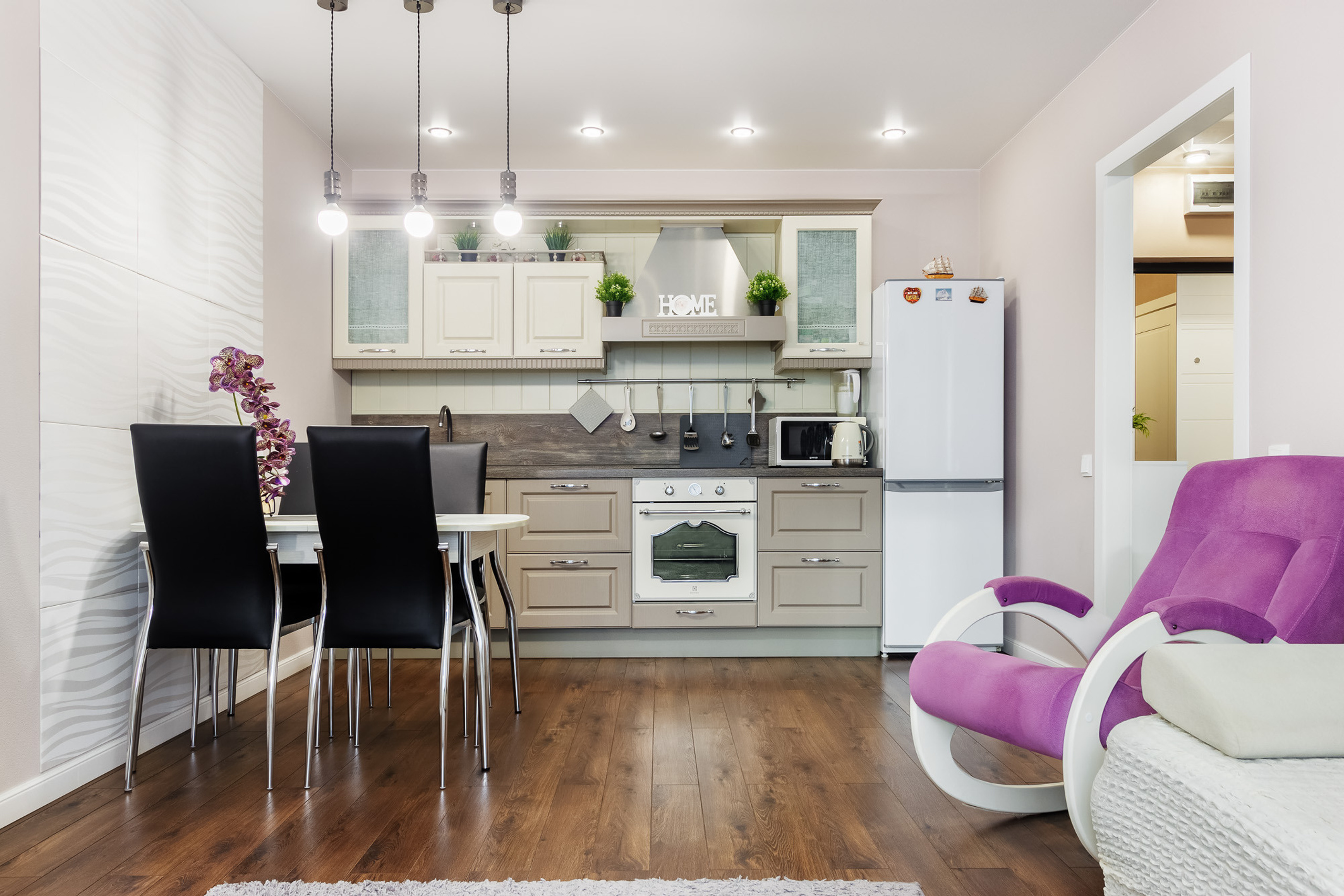 Уютный домашний интерьер кухонной зоны в квартире-студии