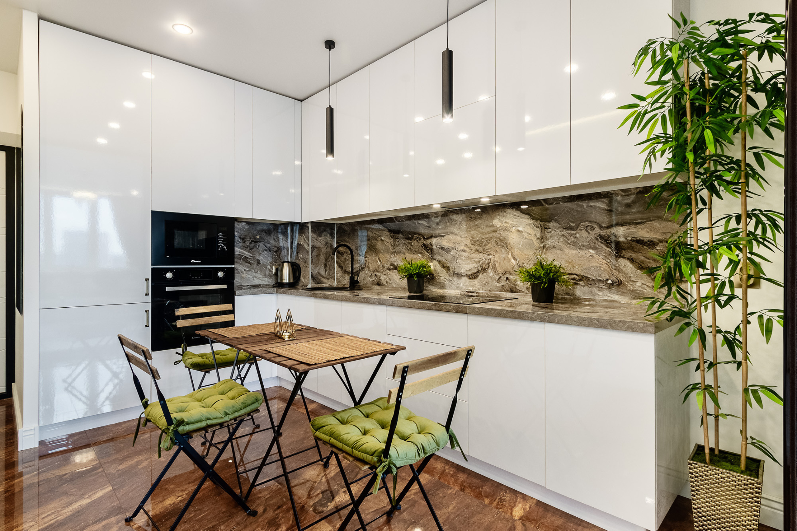 Фотография минималистичного дизайна кухни, оформленной в белом, коричневом и зелёном цветах