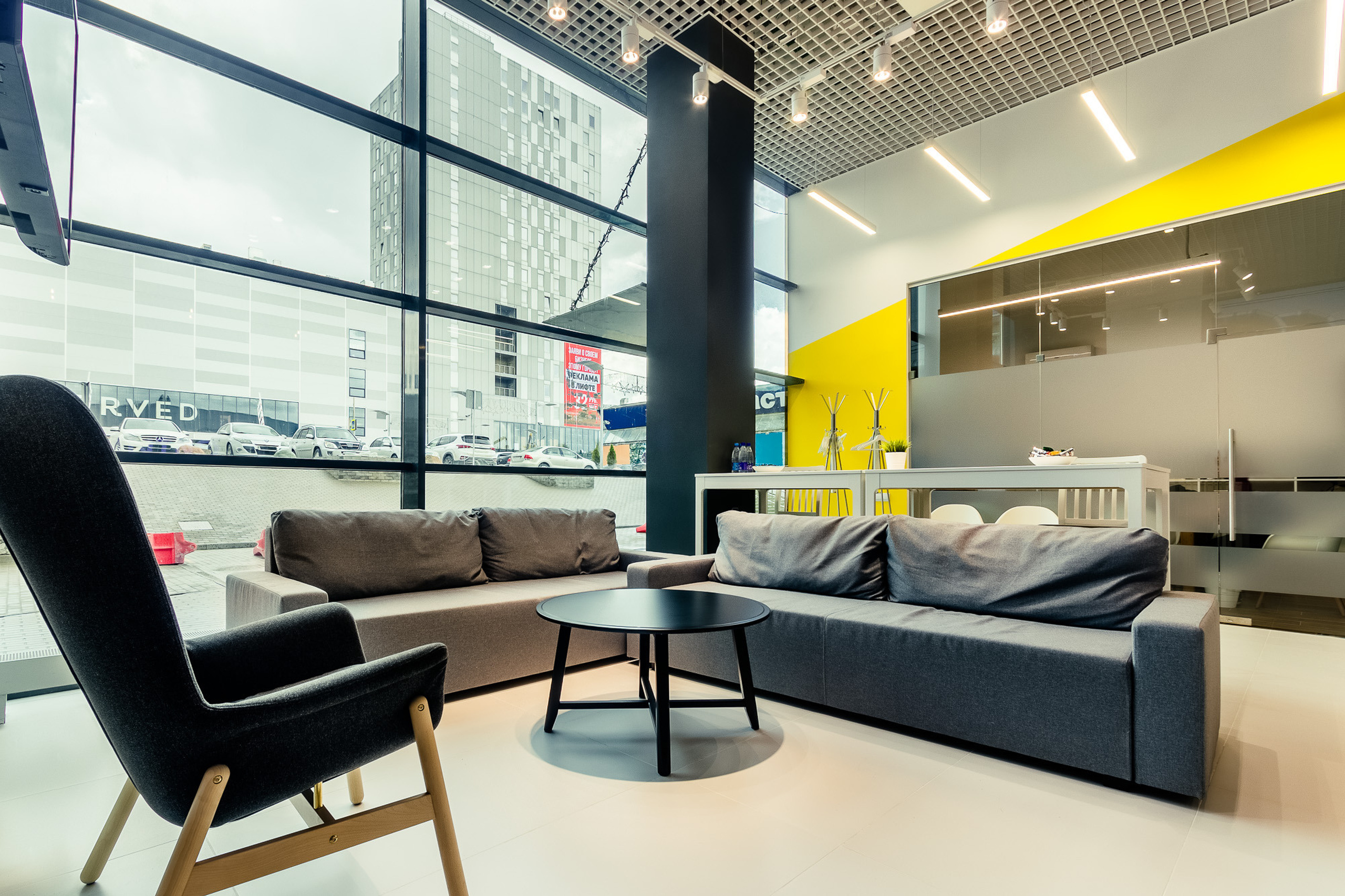 Интерьерная фотография зоны ожидания клиентов с панорамными окнами