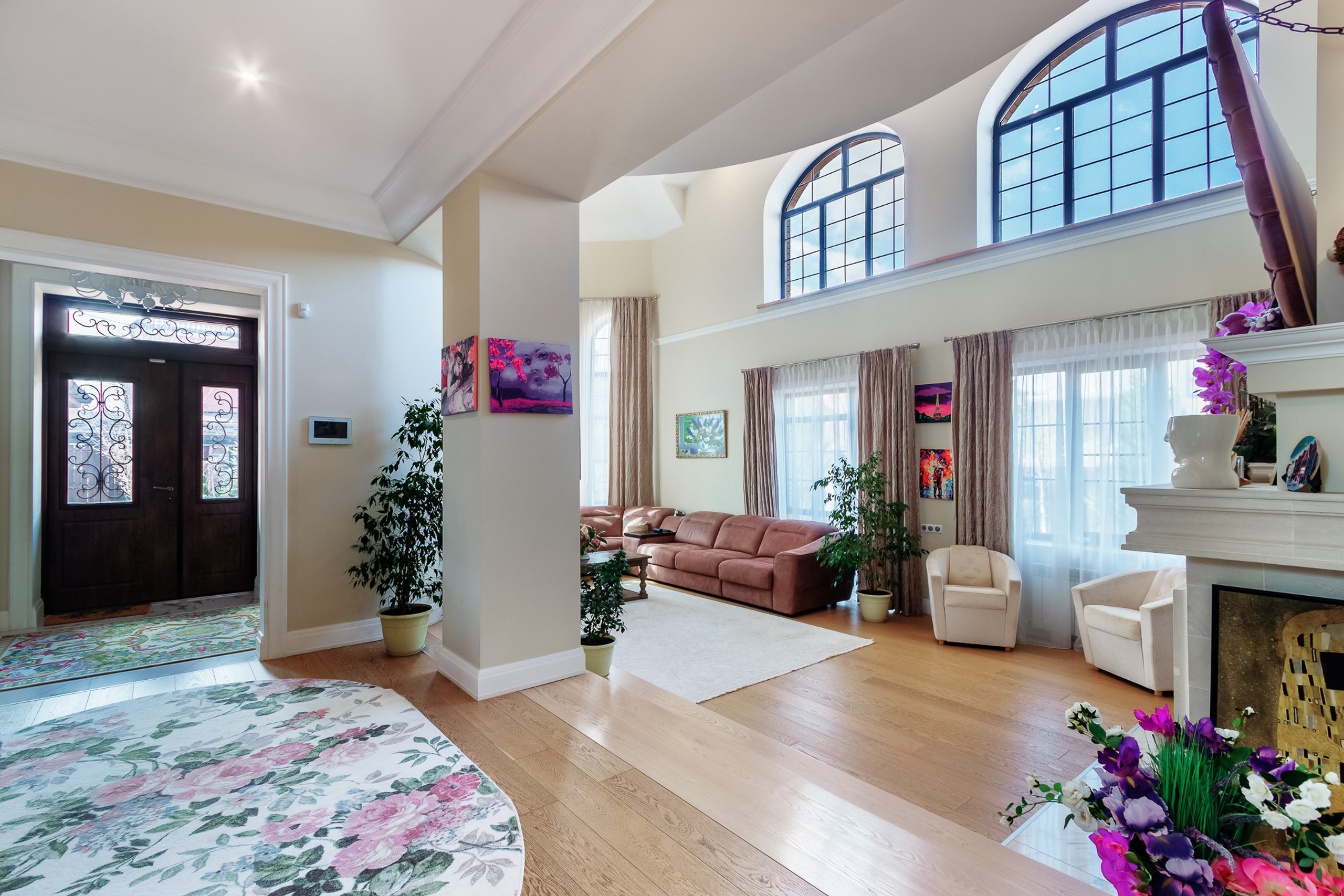 Прихожая и гостиная в большом загородном доме