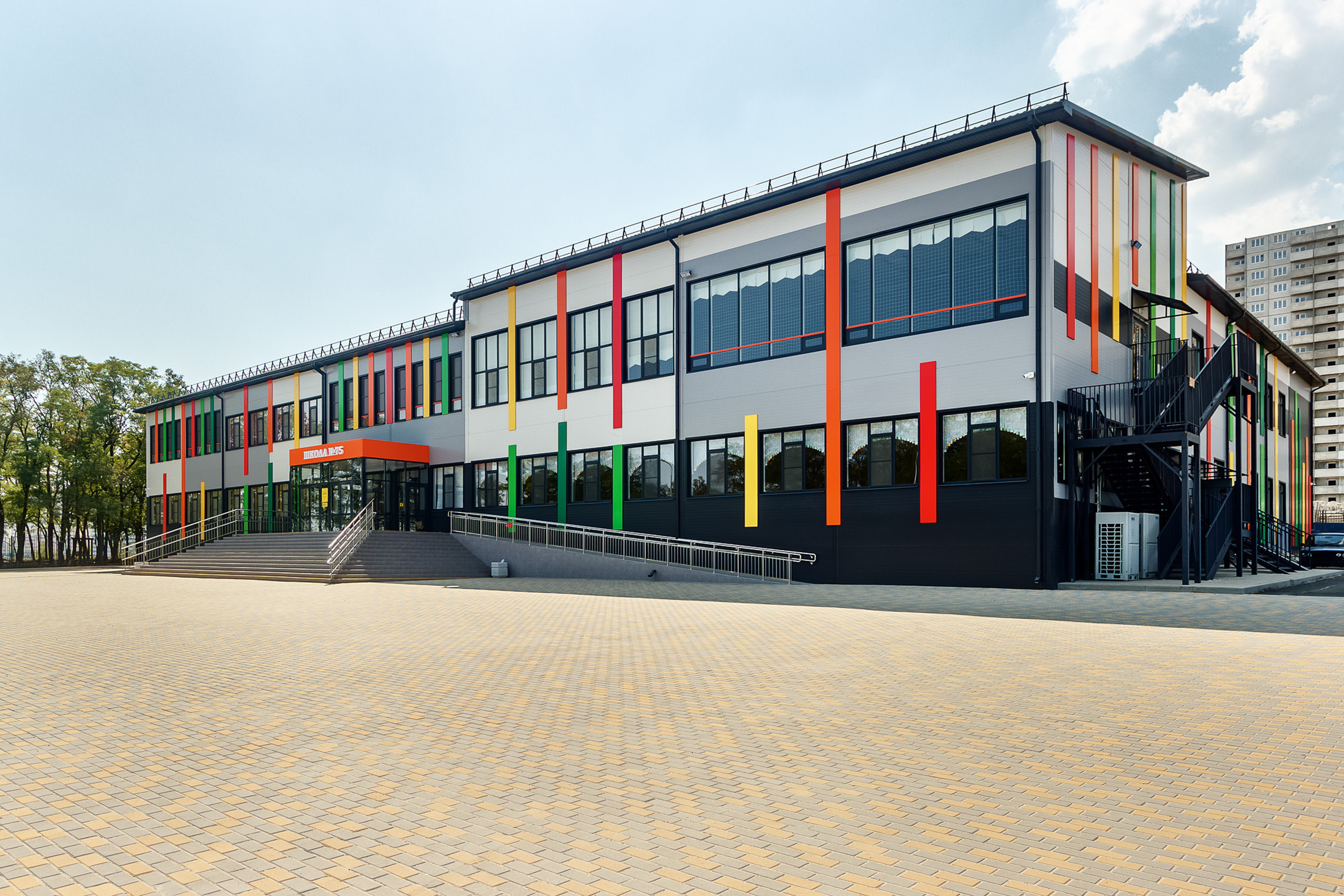 Фасад современной общеобразовательной школы в Ростове-на-Дону
