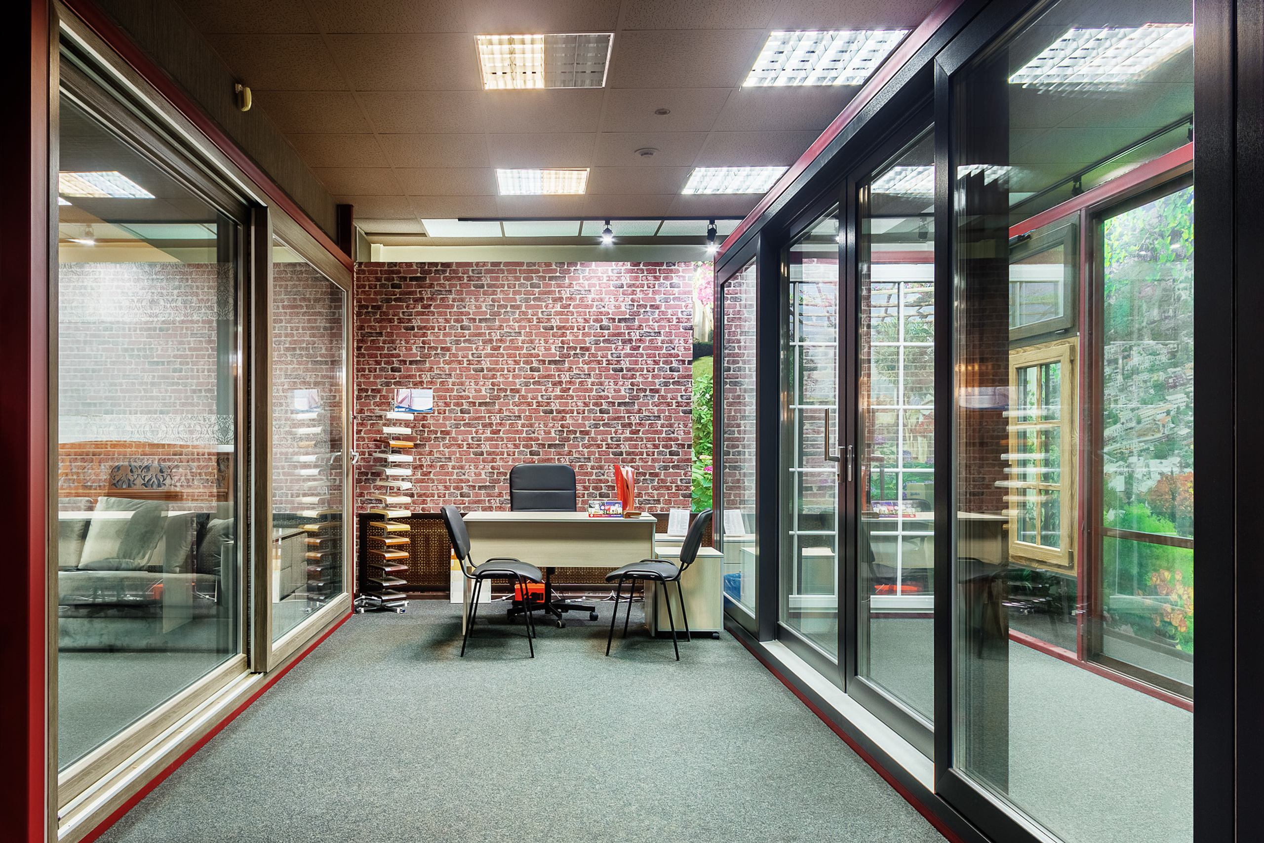 Демонстрационный зал компании по производству дверей в торговом центре в Роствое